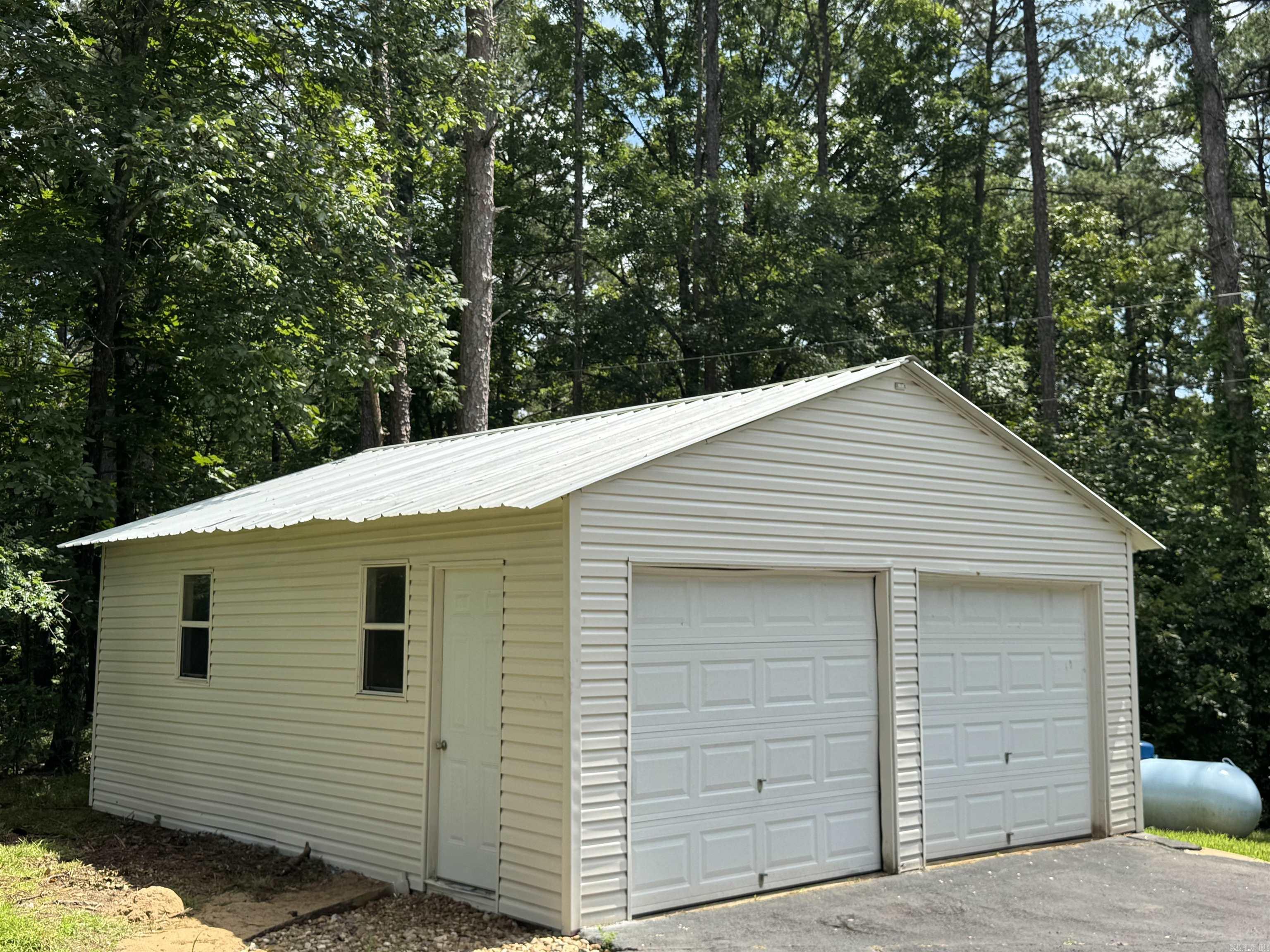 2 car garage/shop  Perfect for lake toys.