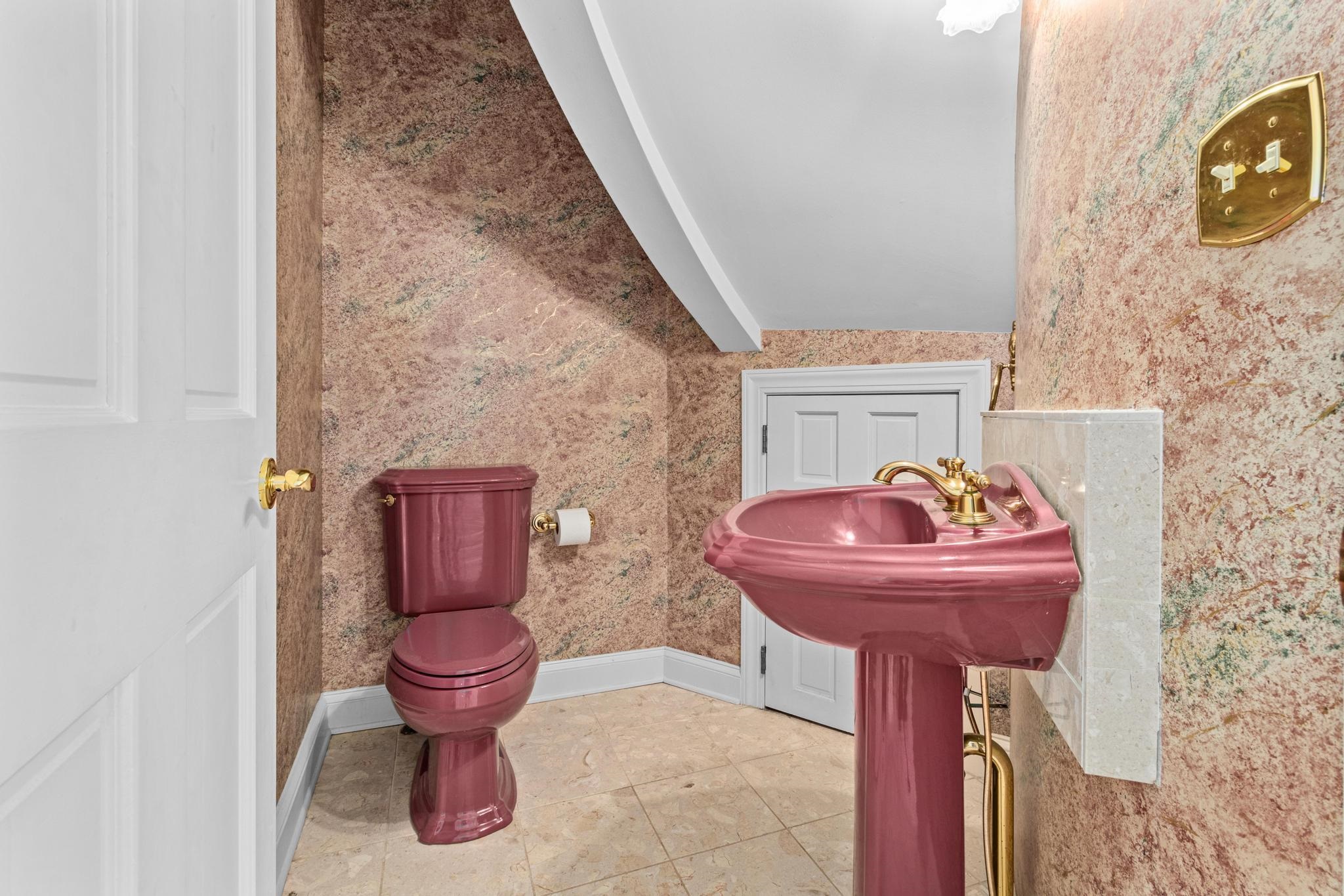 UNDER STAIRCASE 1/2 BATH