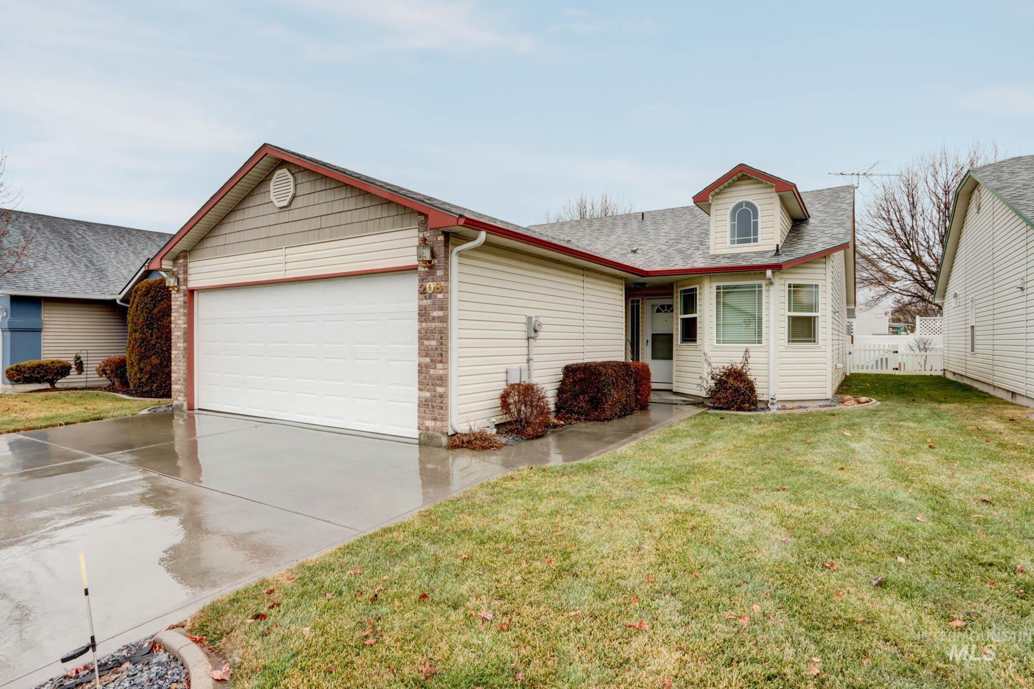 208 E Carmel Dr, Meridian, Idaho 83646-3338, 2 Bedrooms Bedrooms, ,2.5 BathroomsBathrooms,Residential,For Sale,208 E Carmel Dr,98866281