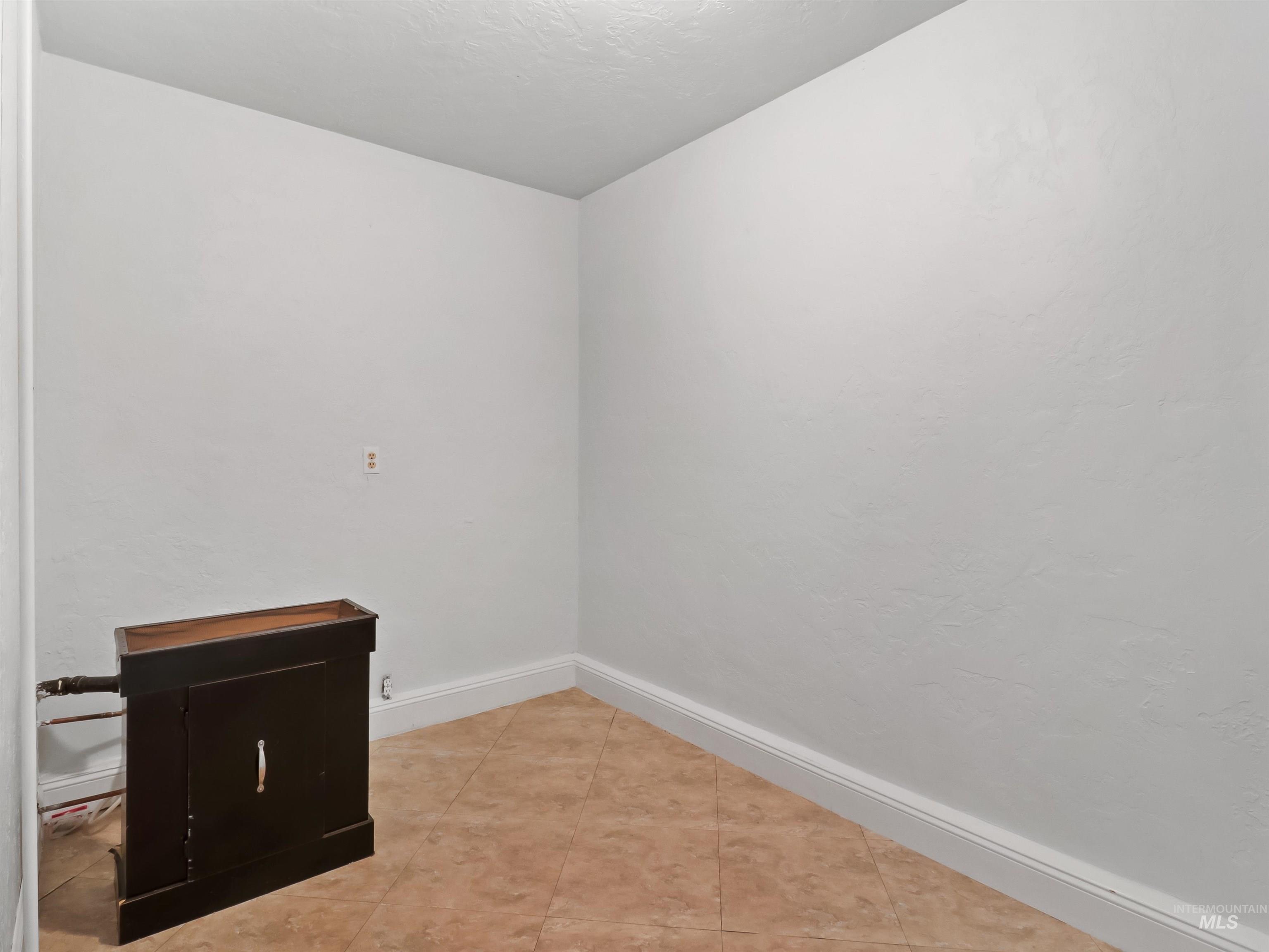 8828 W Goddard Pl, Boise, Idaho 83704, 5 Bedrooms Bedrooms, ,2 BathroomsBathrooms,Residential,For Sale,8828 W Goddard Pl,98867691