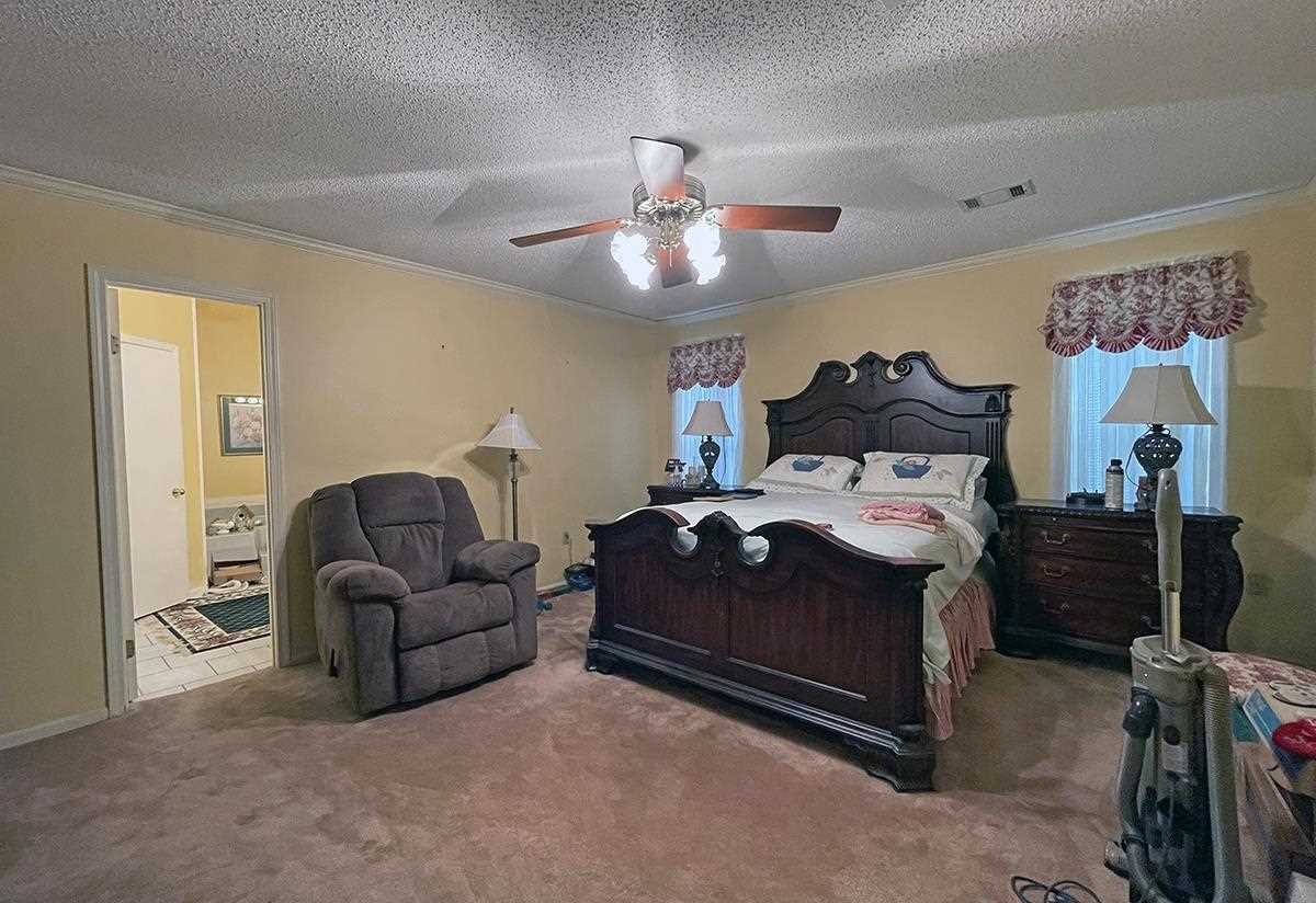 909 Heather Circle