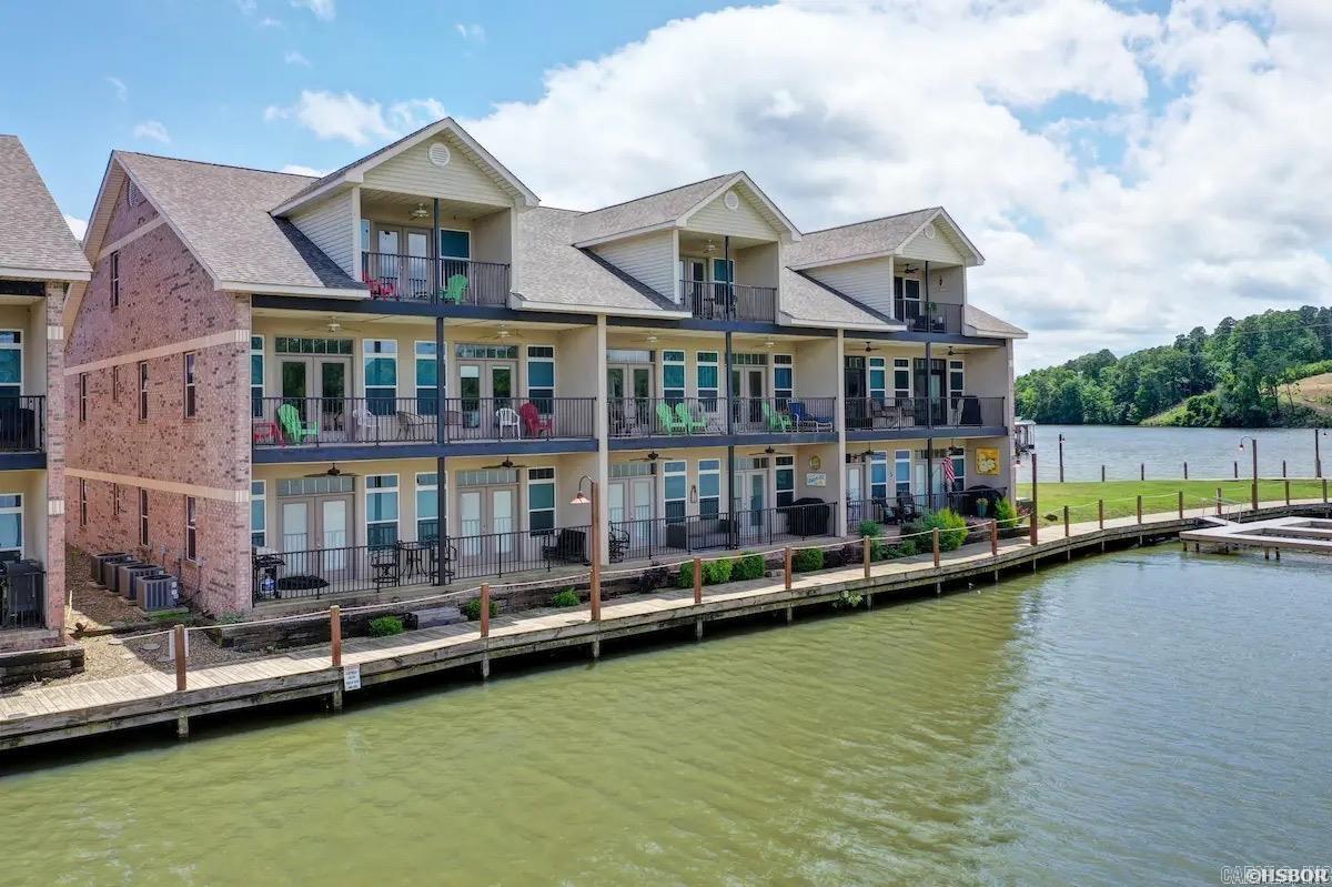 532 Grand Point Dr, Hot Springs, AR 71901