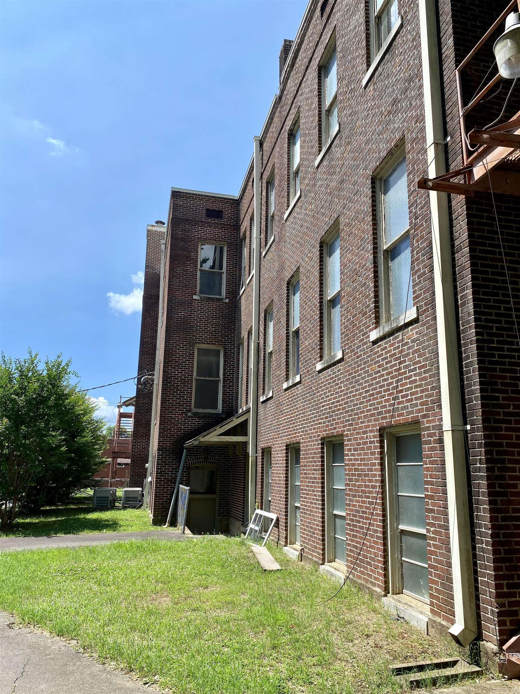 212 N College  Clarksville, AR