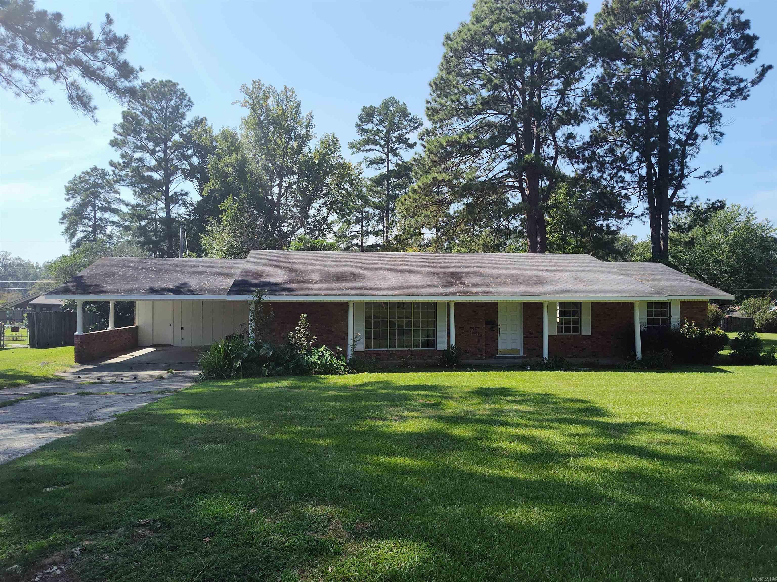 422 Lakeside Avenue, Camden, AR 71701