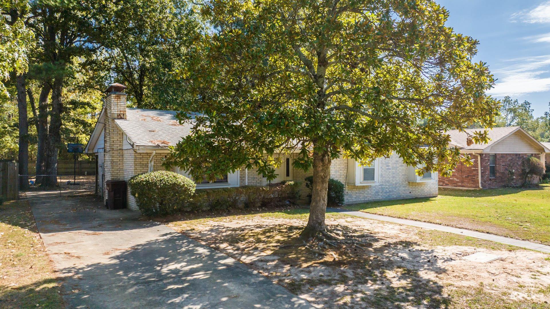 For Sale 9 La Salle Cove, Pine Bluff, AR 71603 3 Beds / 2 Full Baths