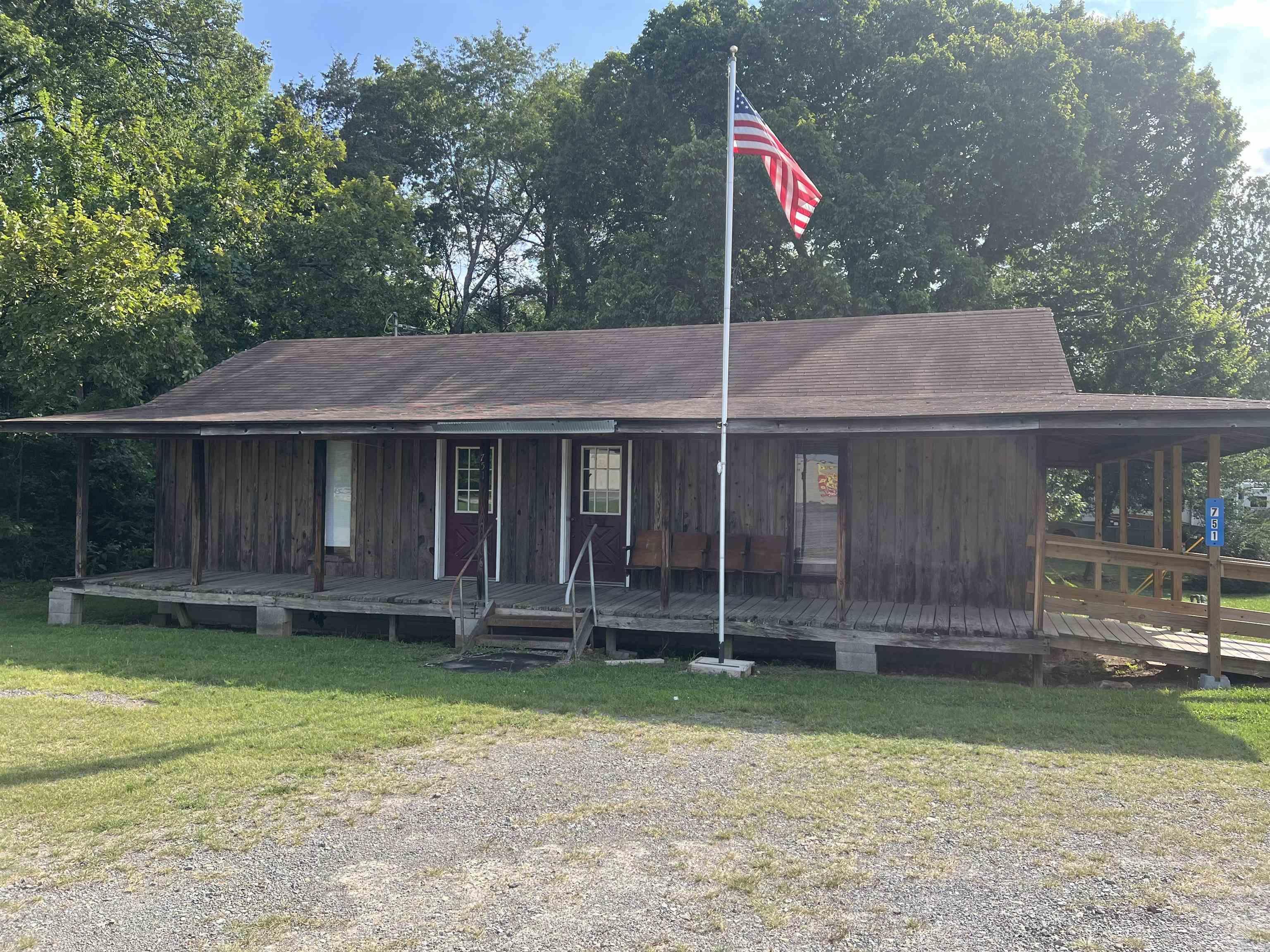751  US-65 BUS  Clinton, AR