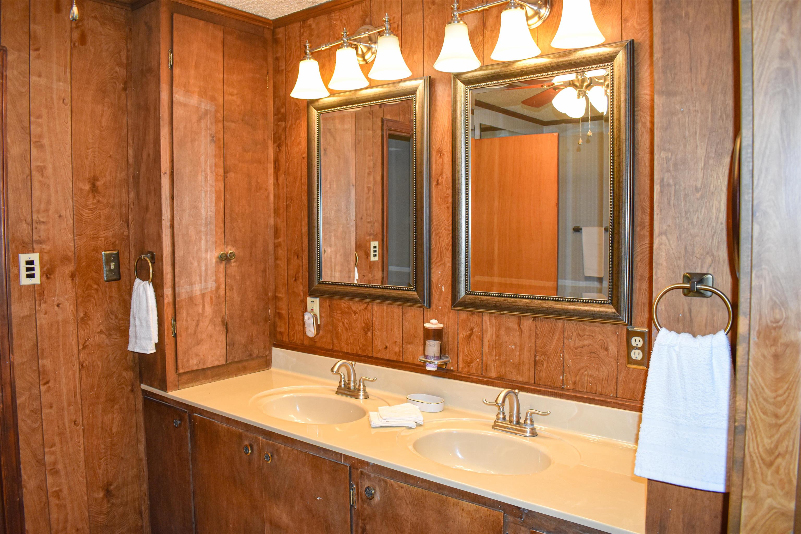 1112  Maple  Mountain View, AR