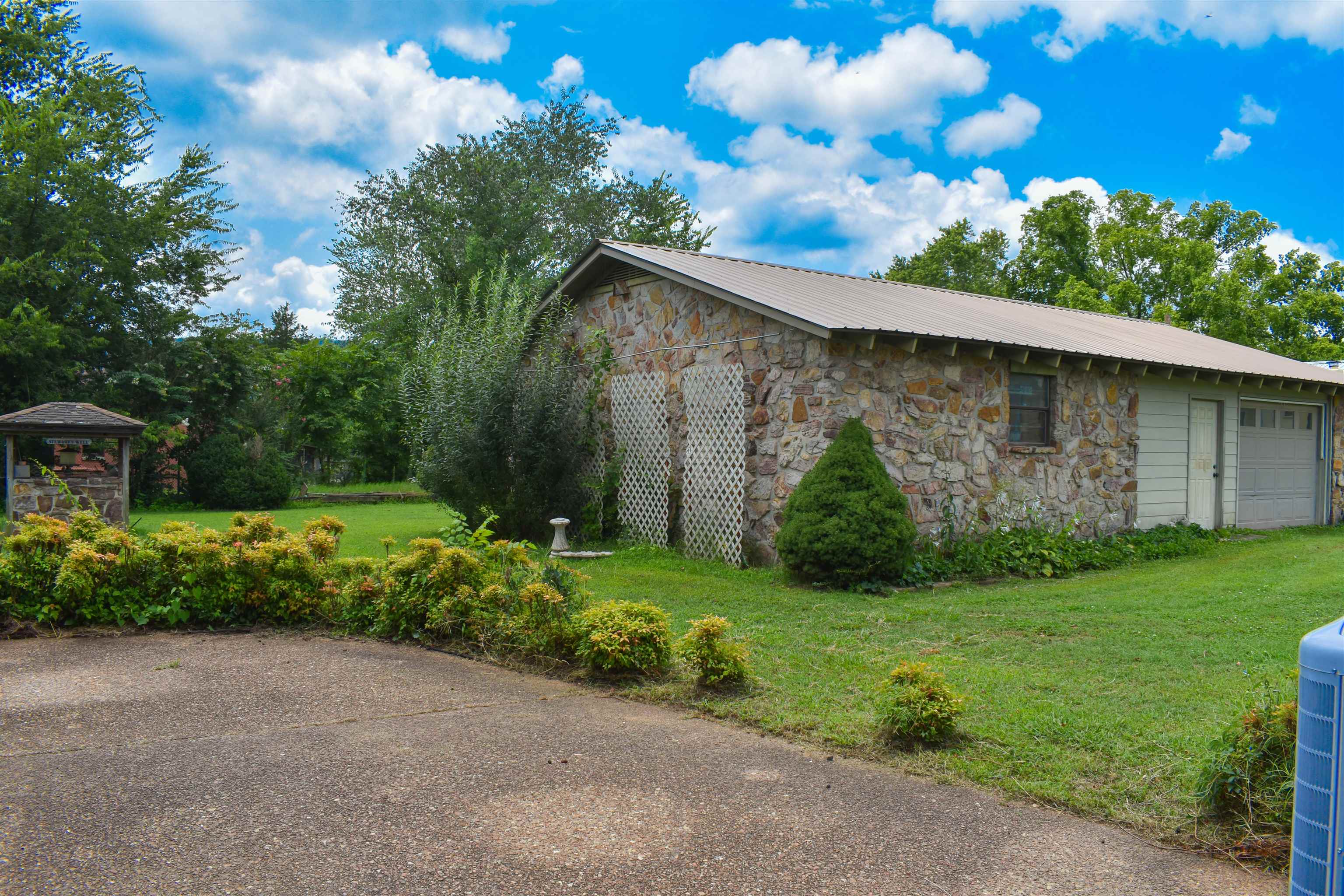 1112  Maple  Mountain View, AR