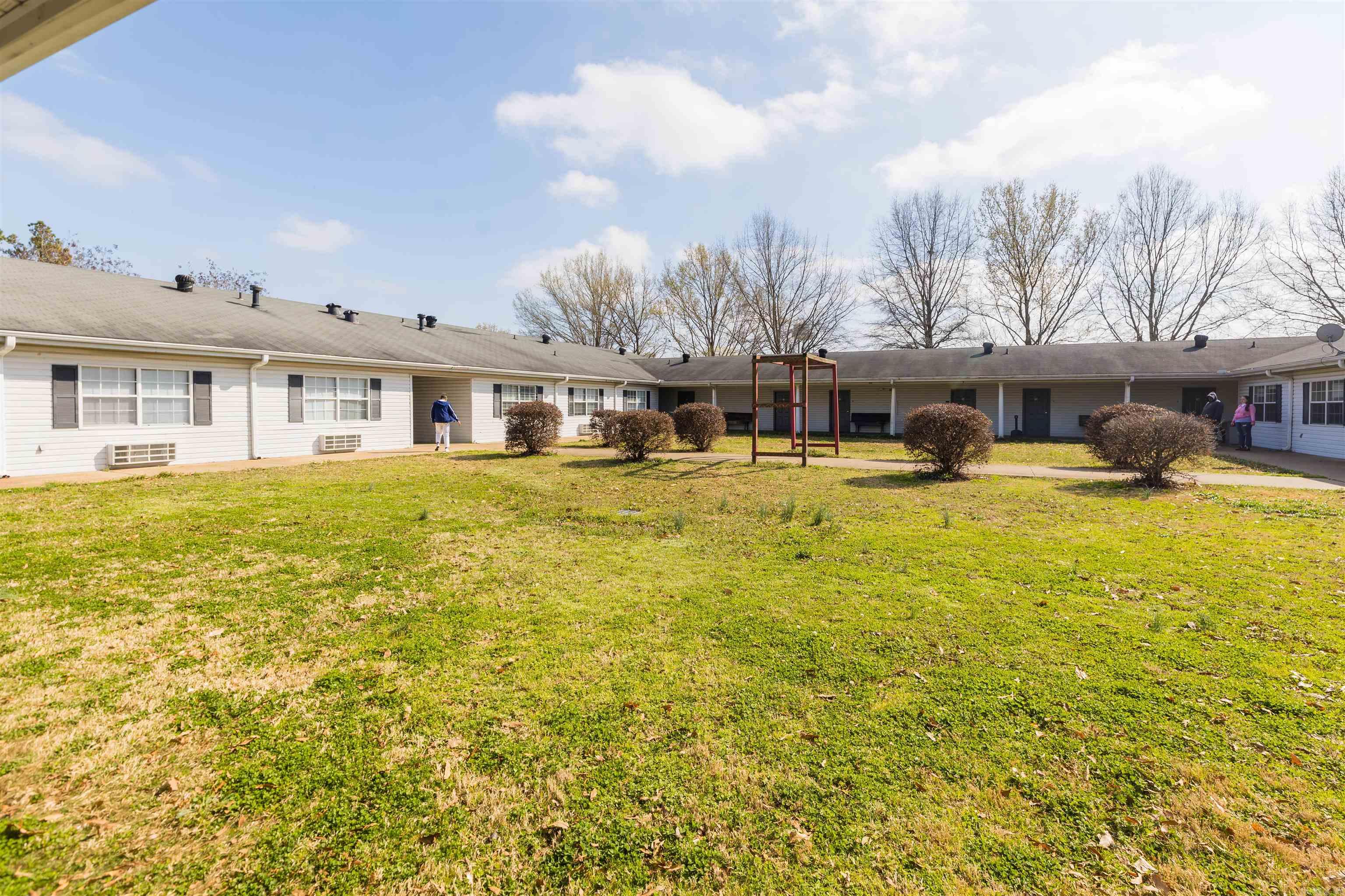 1804  lindauer  Forest City, AR
