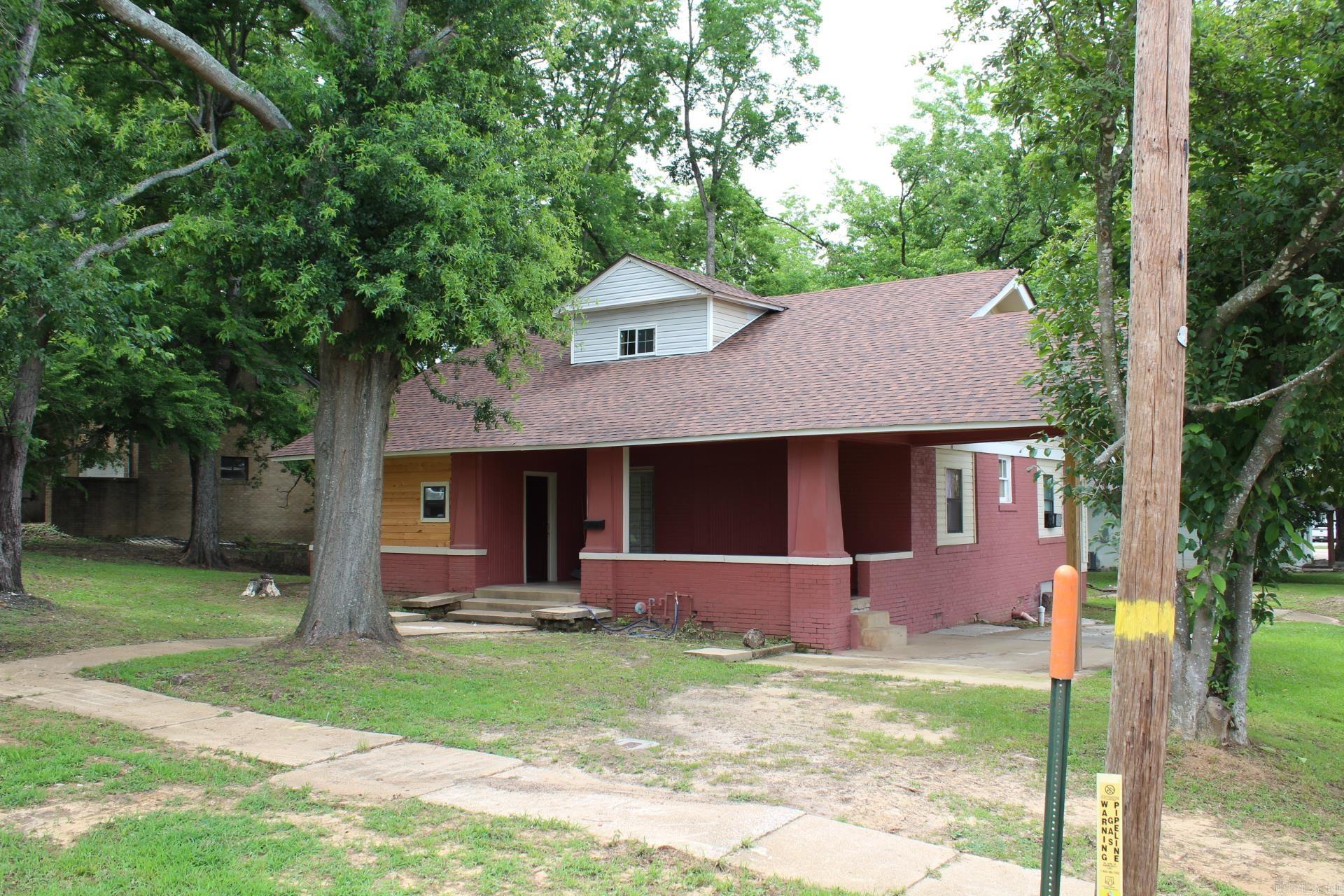 202 W Clark  Nashville, AR