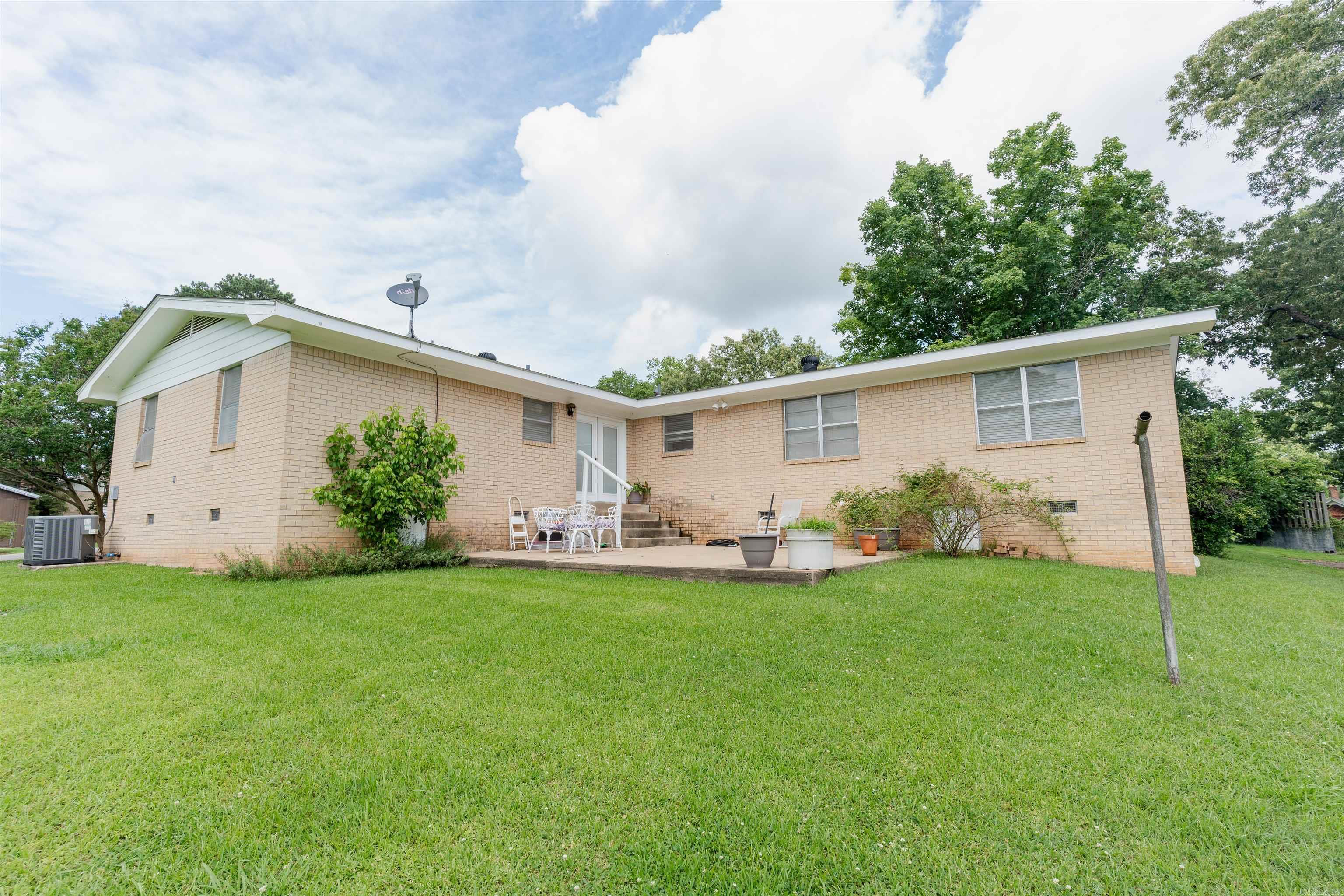 512 N Express  Paris, AR