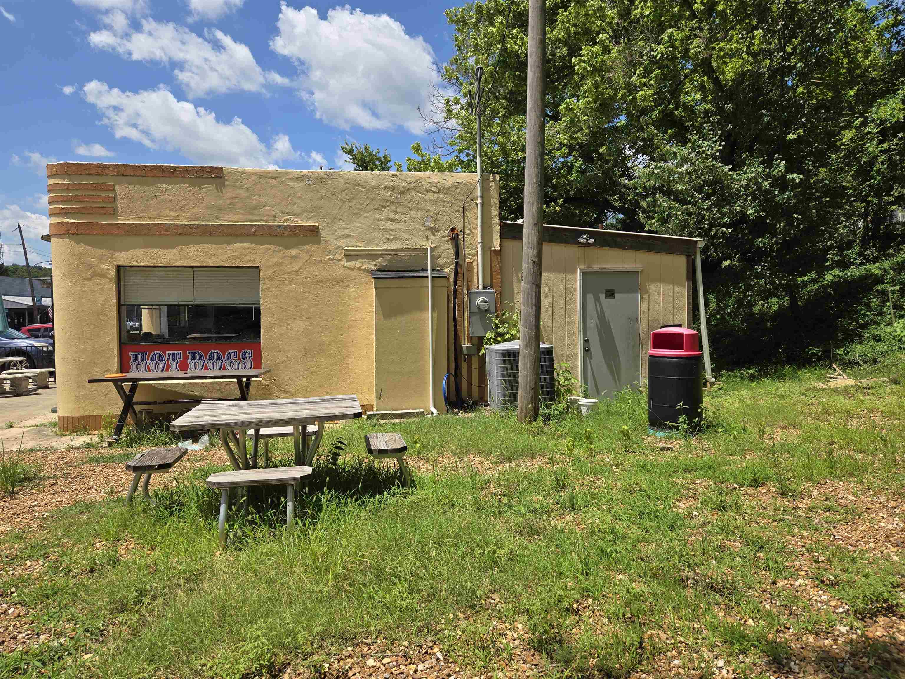 302 E Main  Hardy, AR