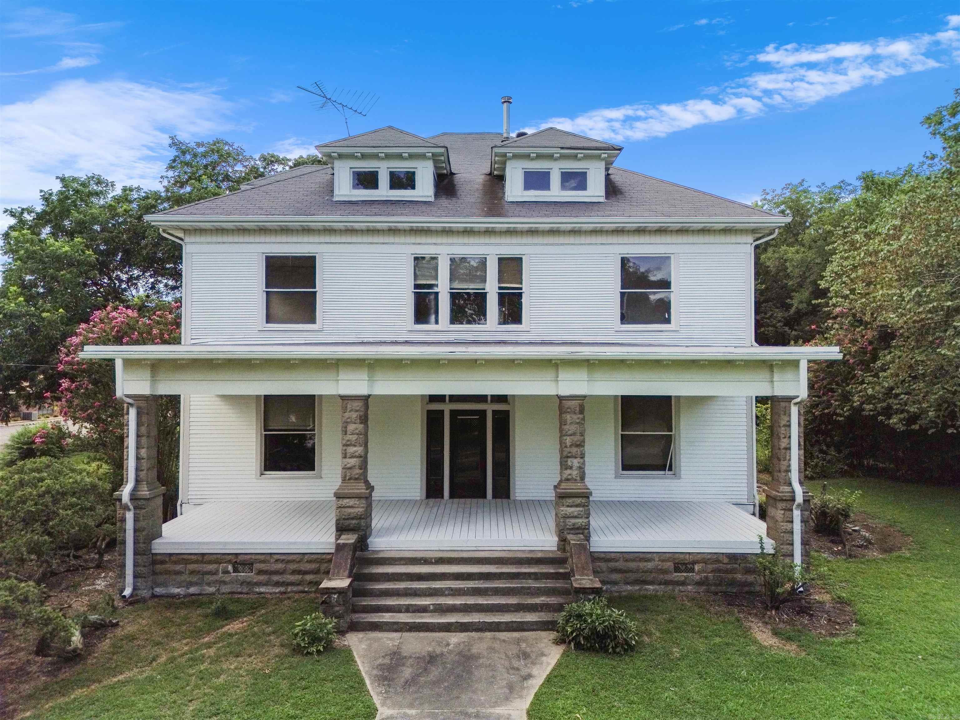 401 Ave 1 NE