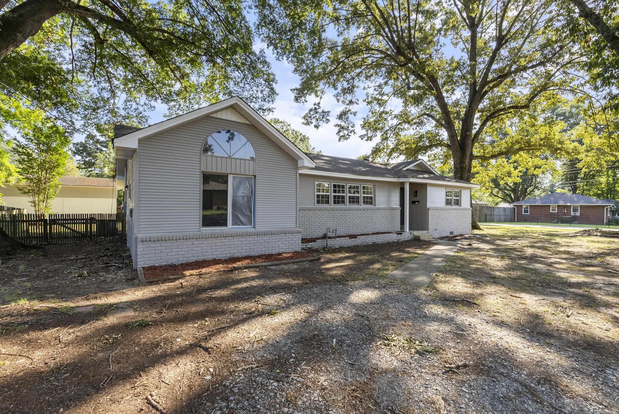 1110  Henry  Benton, AR