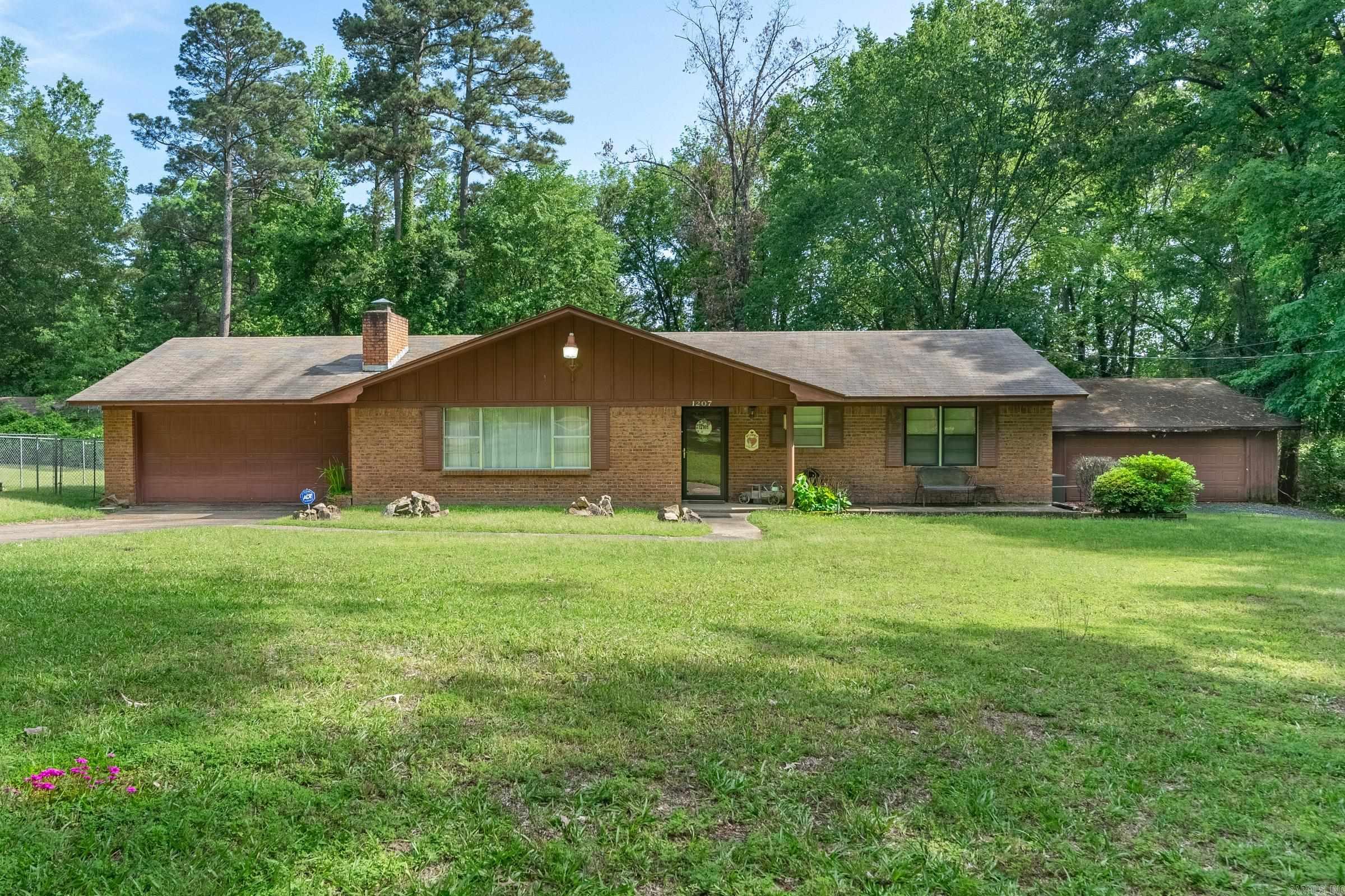 1207 W Maple Avenue