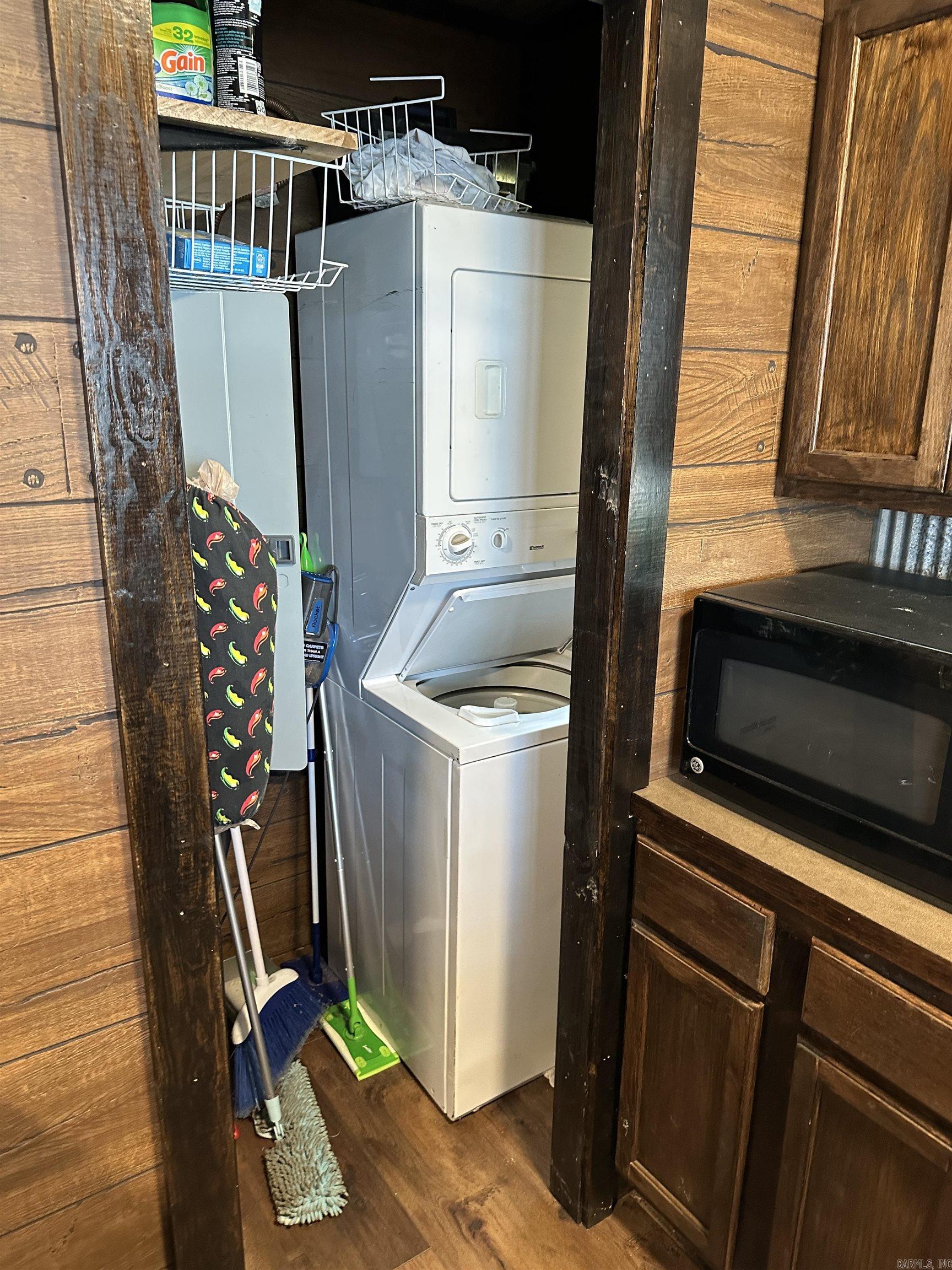 12704  Acorn  Reydell, AR