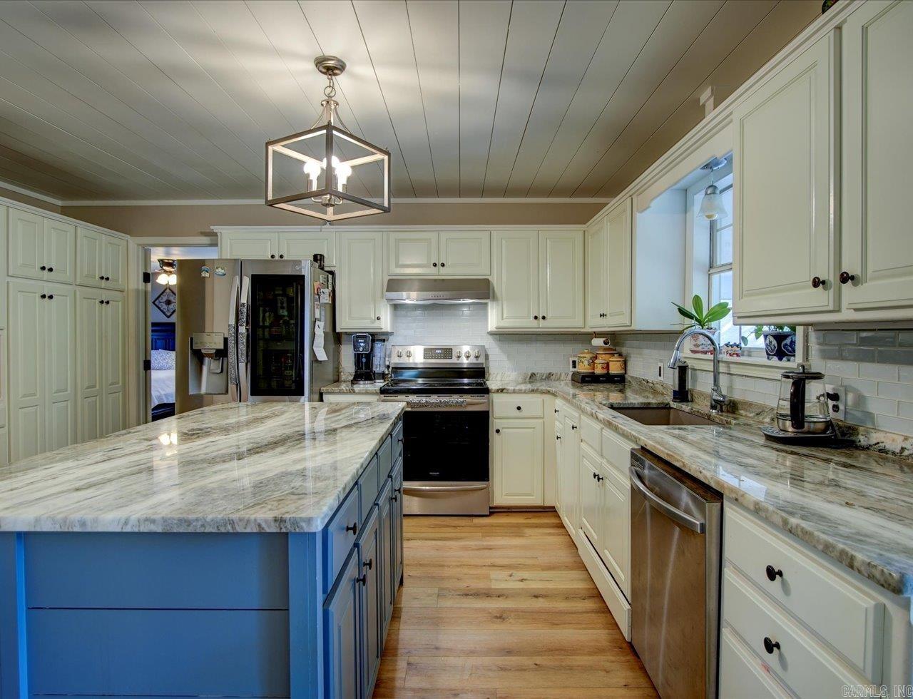 206 INDEPENDENCE Drive Hot Springs, AR 71913-0000