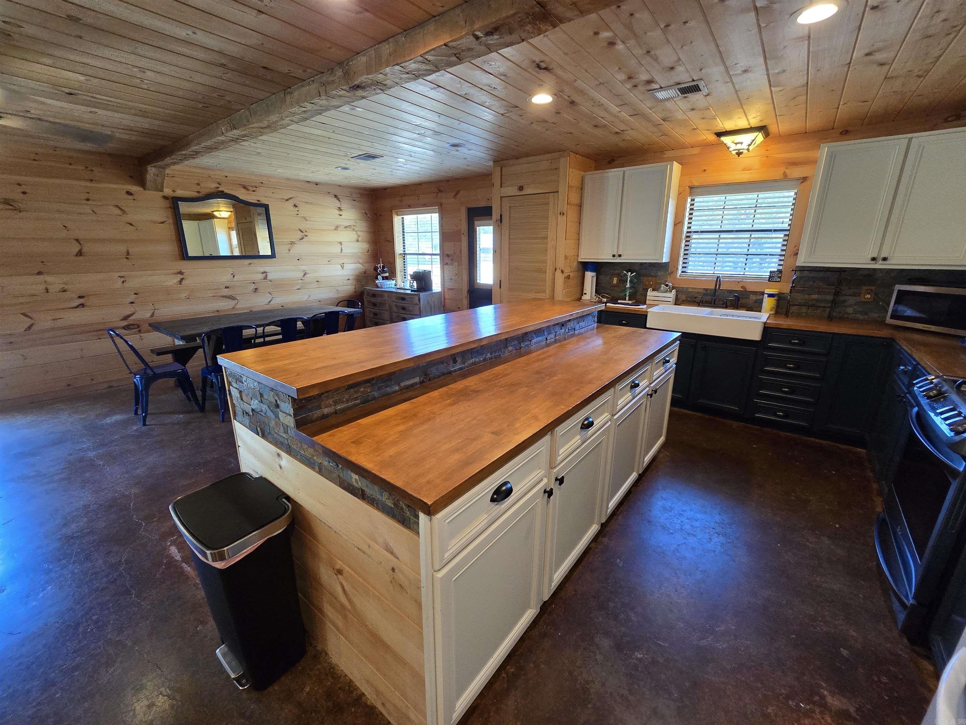 3189  Brownsville Rd  Greers Ferry, AR