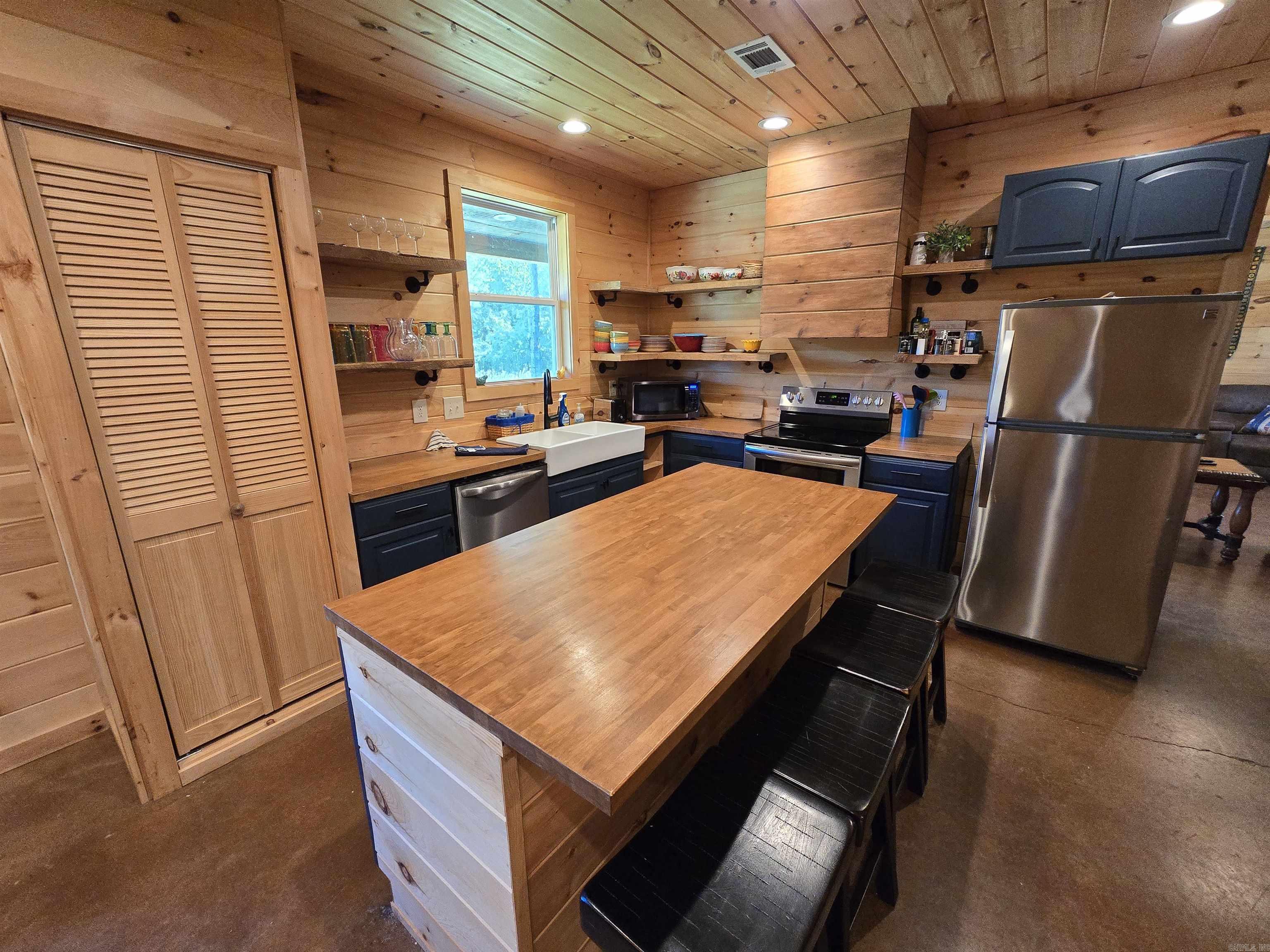 3193  Brownsville Rd  Greers Ferry, AR