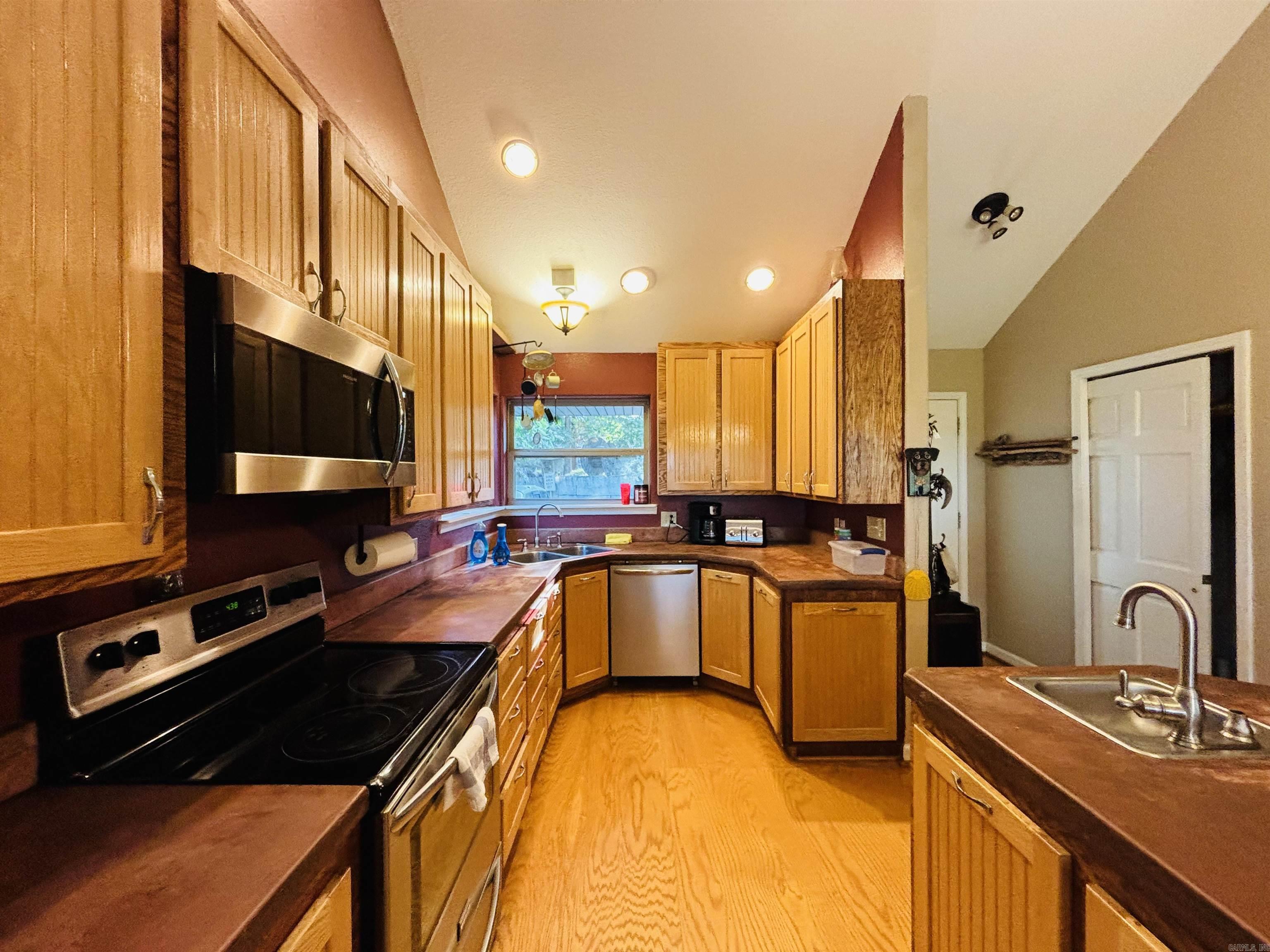 3950  Round Bottom  Mountain View, AR