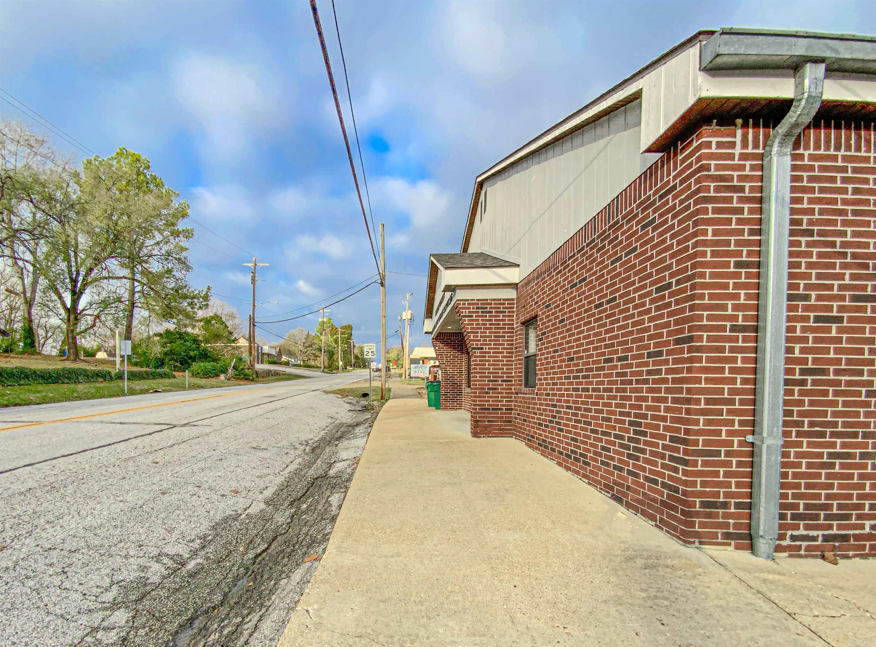 114 E Old Main  Yellville, AR