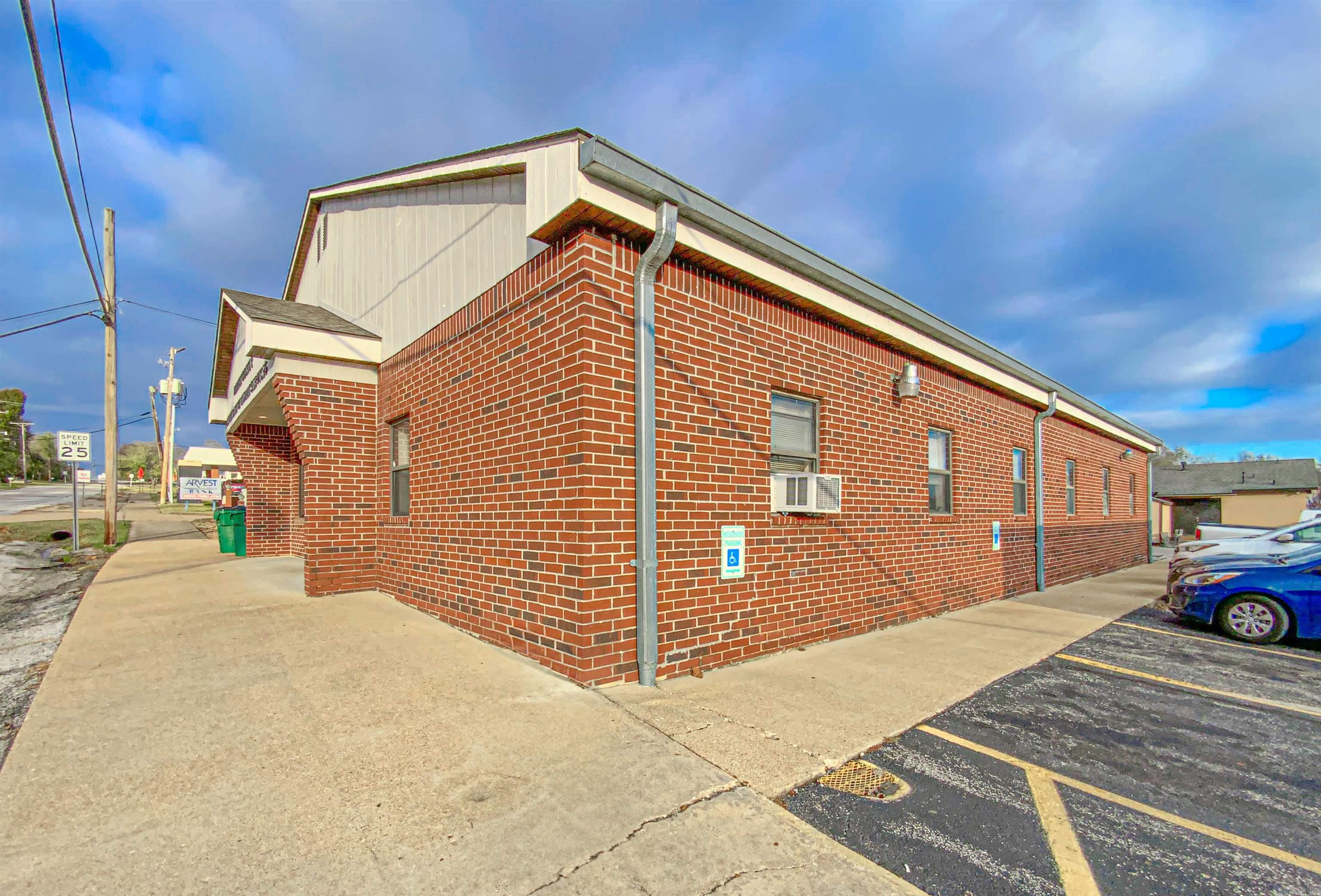 114 E Old Main  Yellville, AR