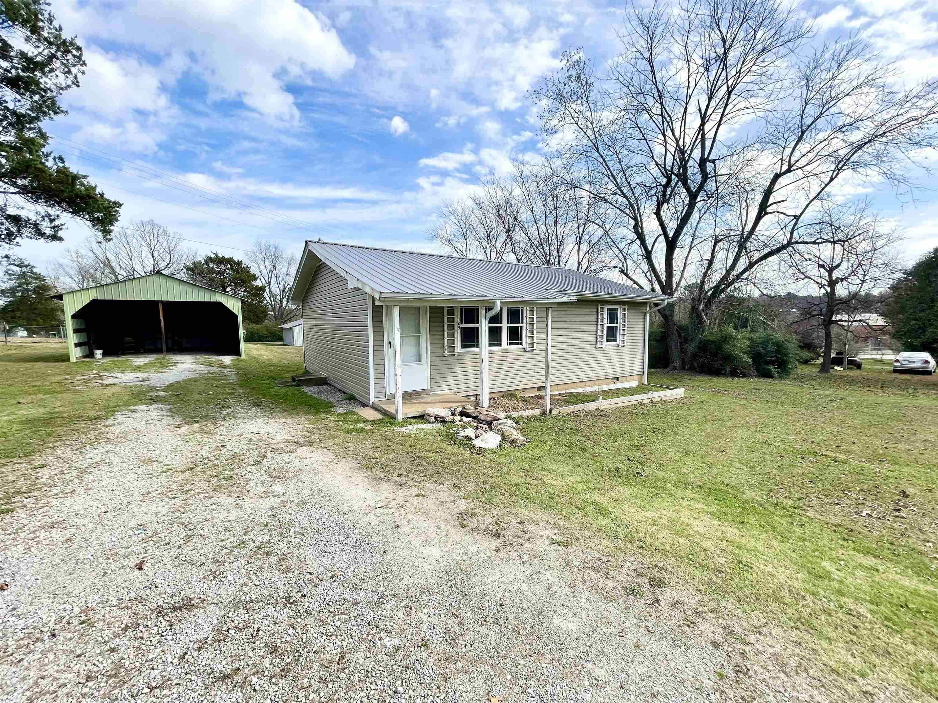 109  Roberts  Salem, AR