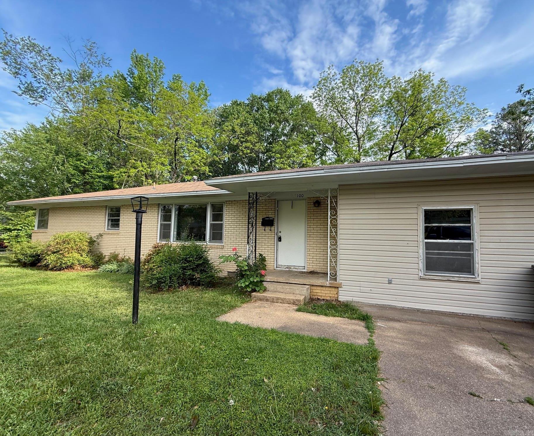 100 E Lincoln Ave
