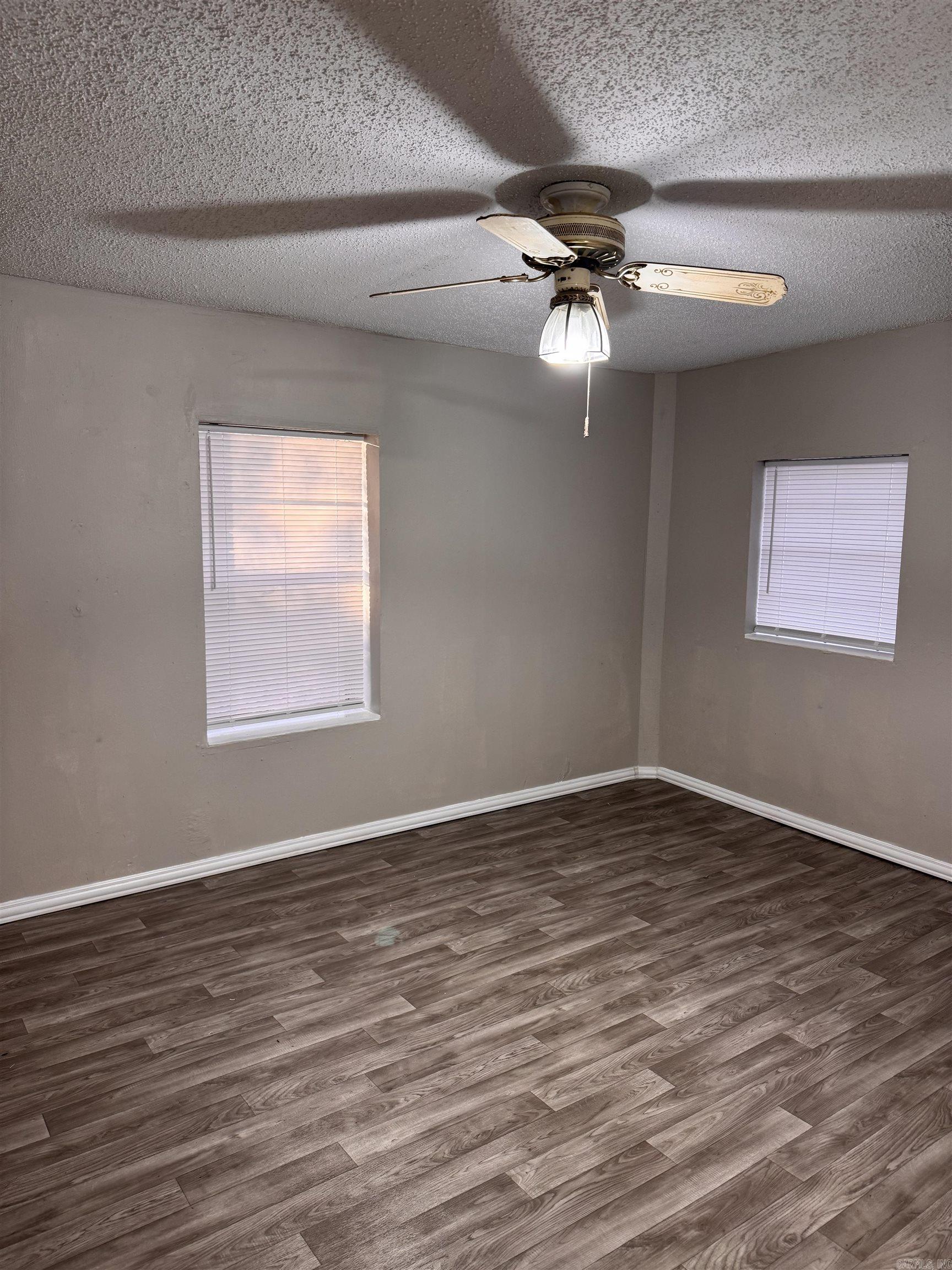 2509  O C  White, AR