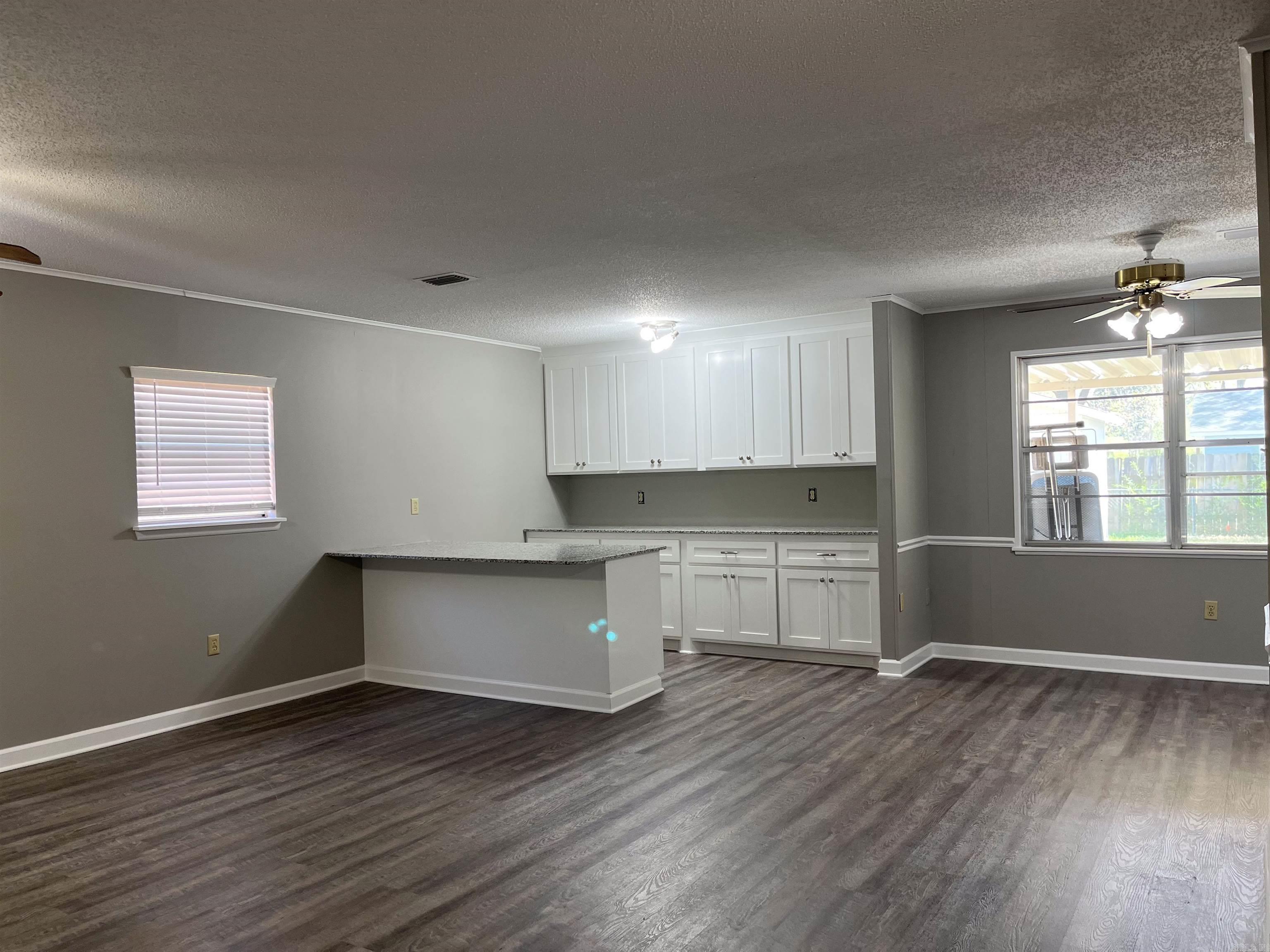 2411  Broadview  Conway, AR