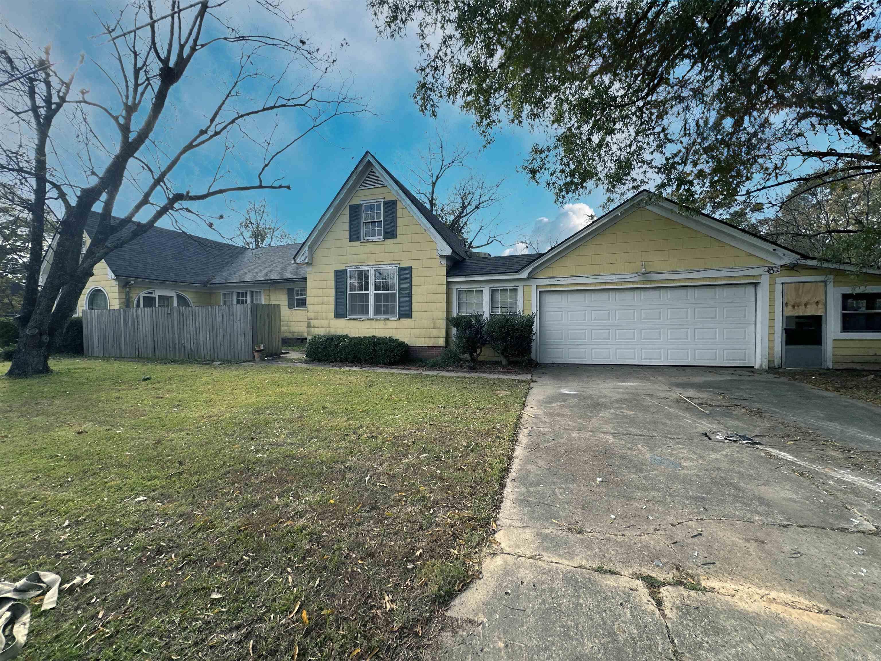 1020 E 3rd  Hope, AR