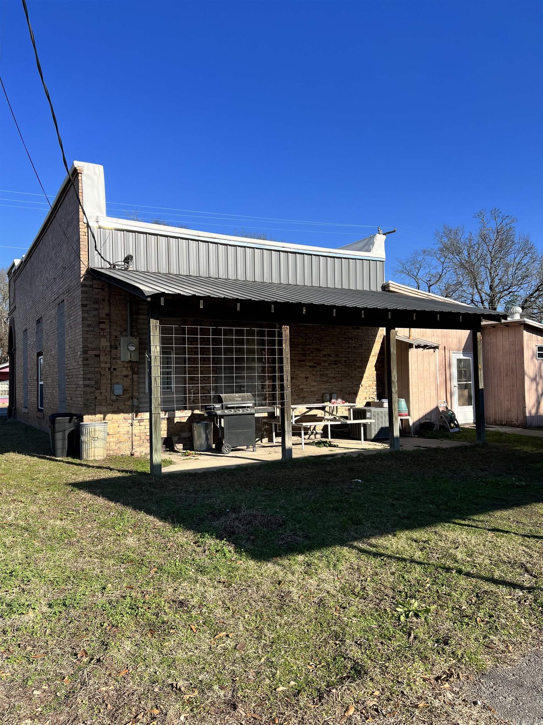 101 E 9th  Leola, AR