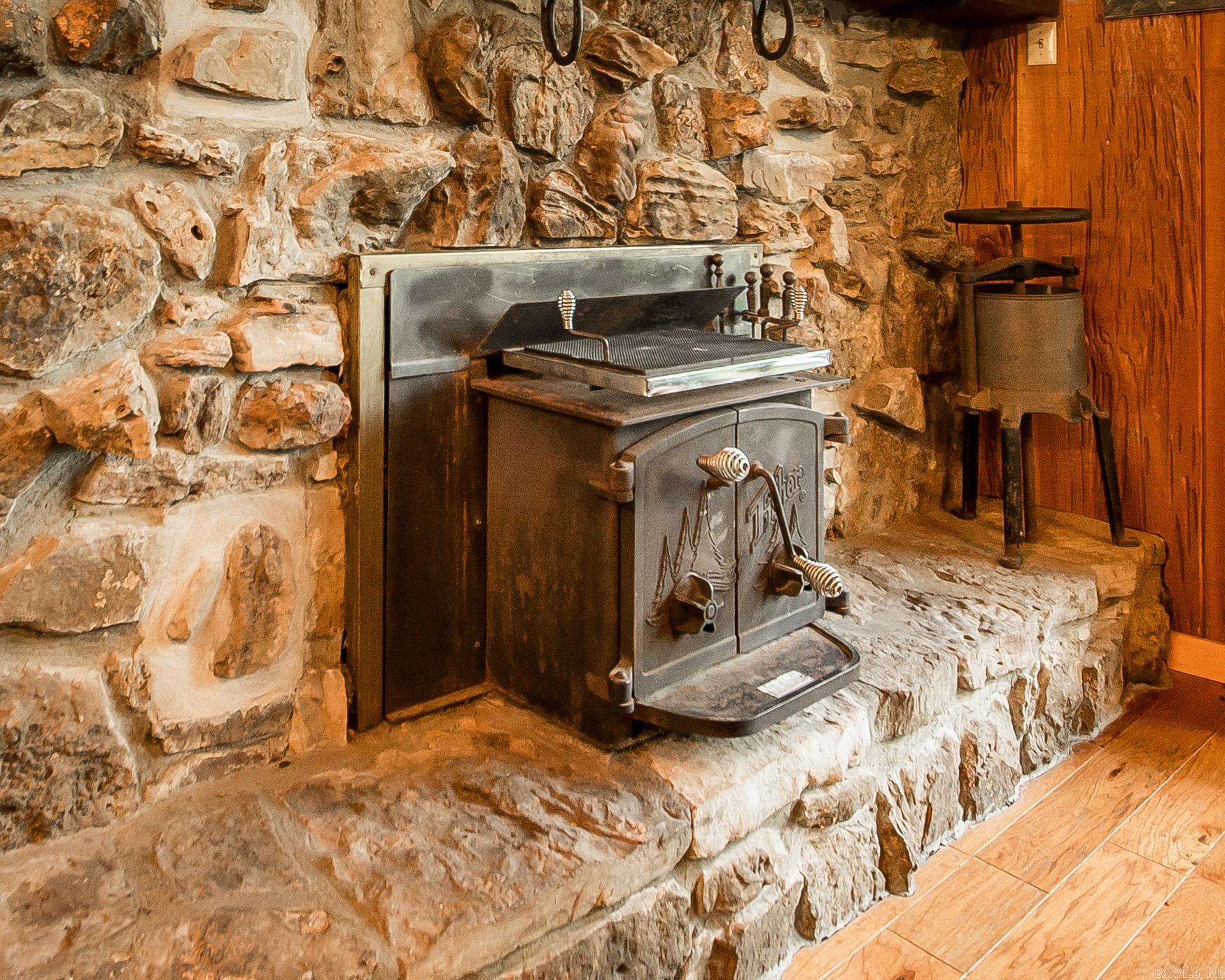 339  Salt Cave  Greers Ferry, AR