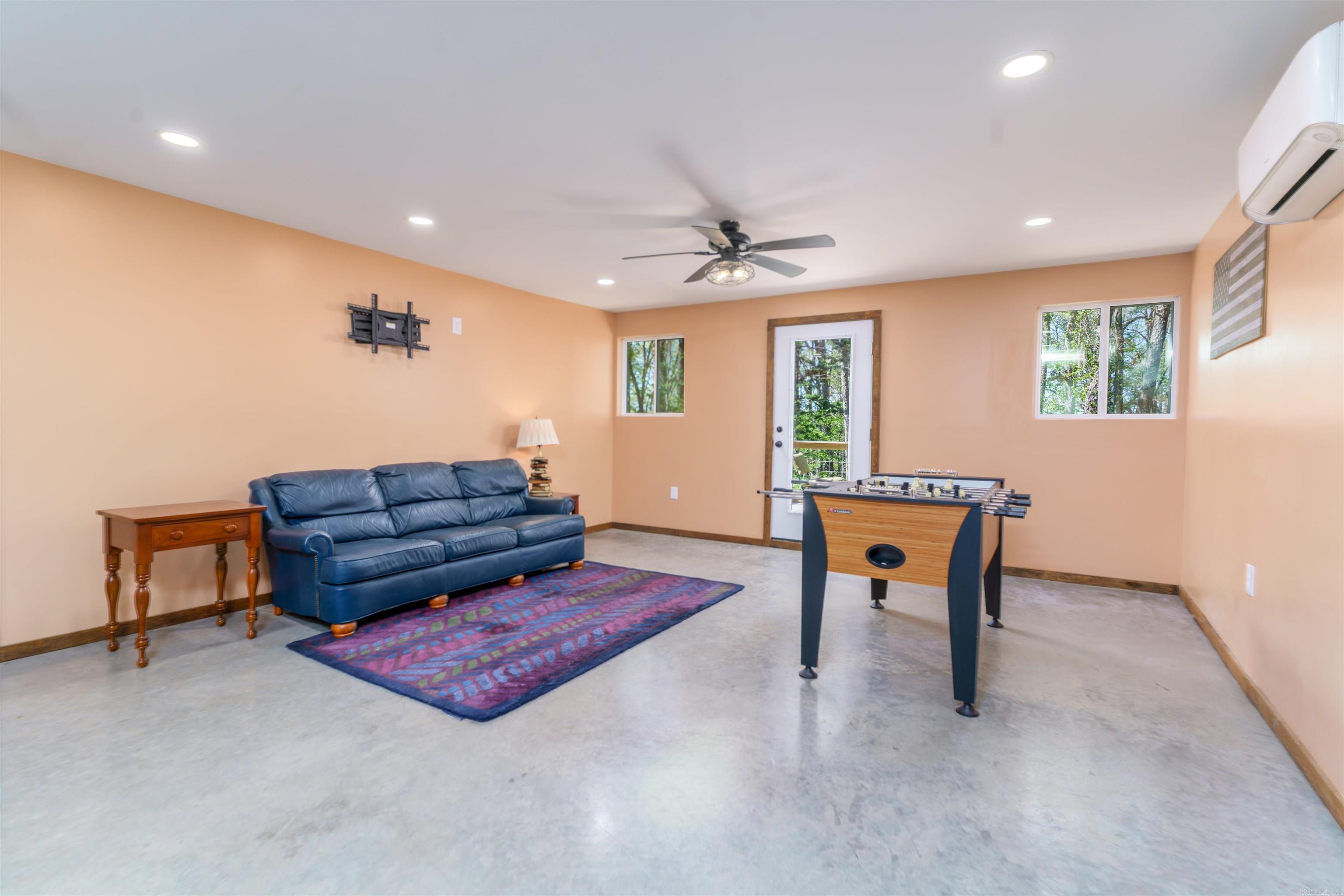 120  Needham  Fountain Lake, AR