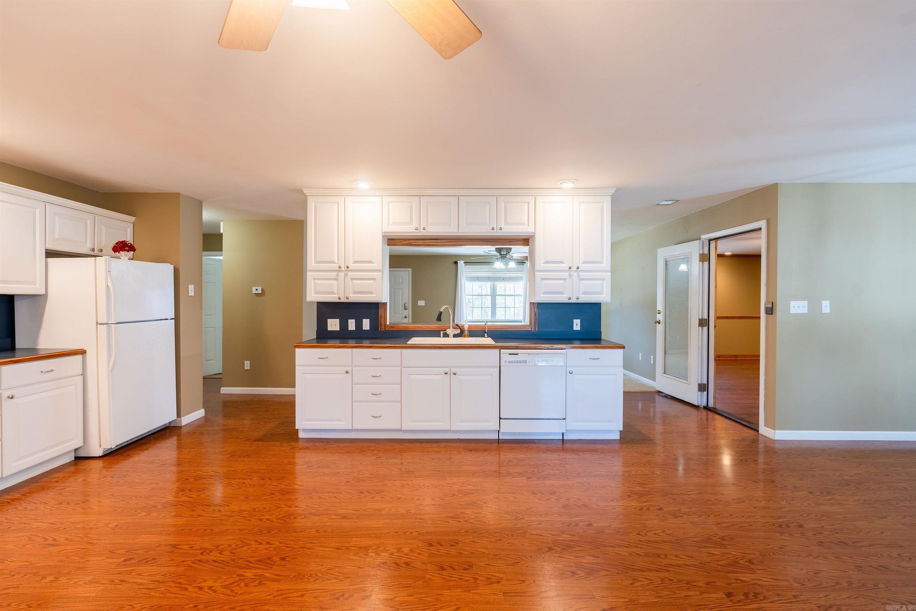 906  Holmes  Searcy, AR