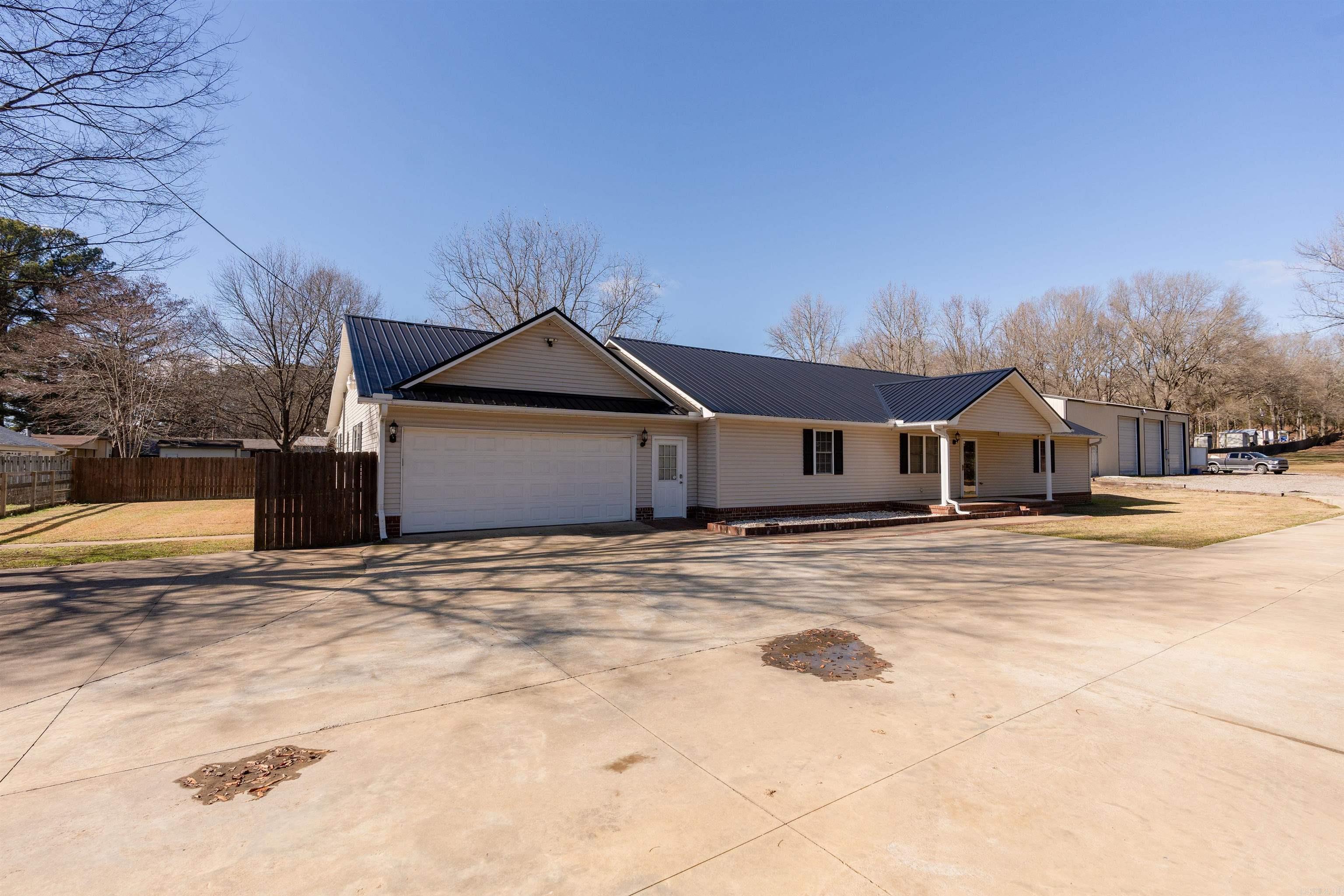 906  Holmes  Searcy, AR