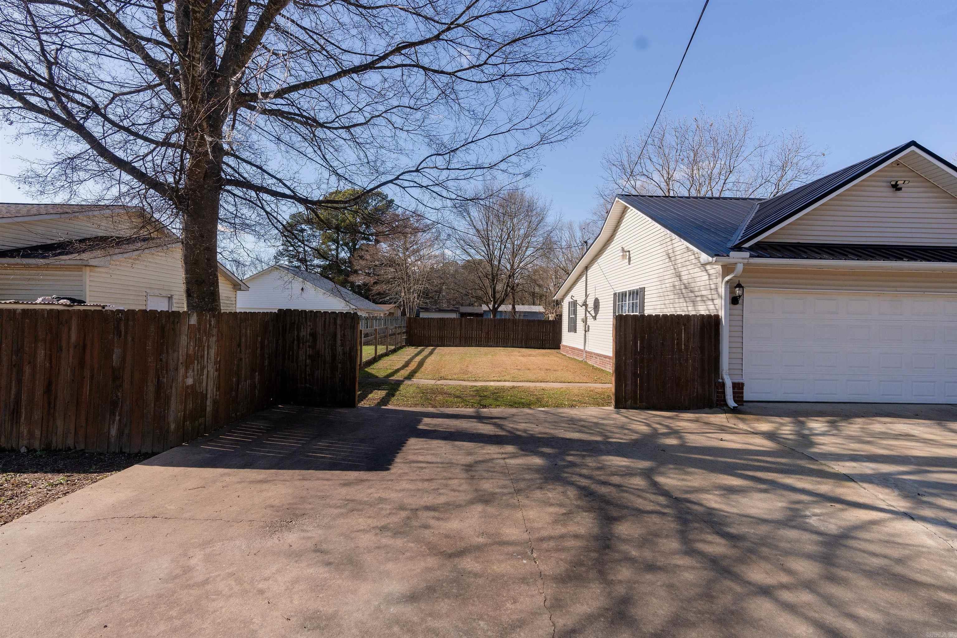906  Holmes  Searcy, AR