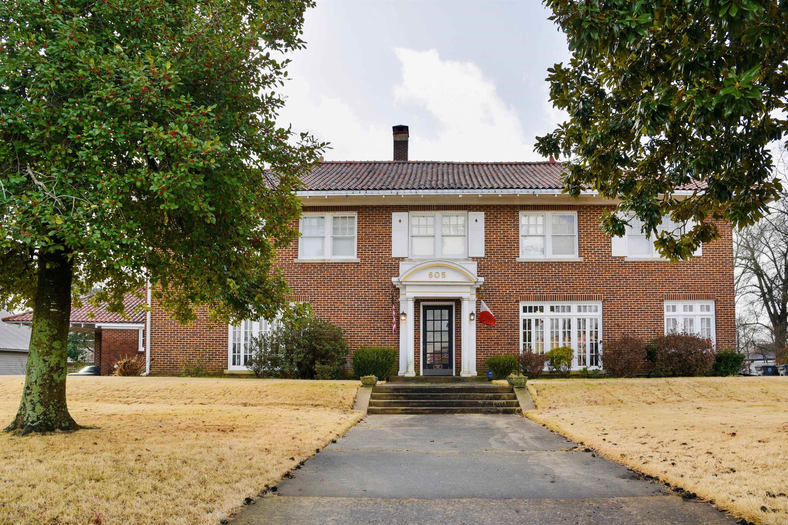 605 E Race  Searcy, AR