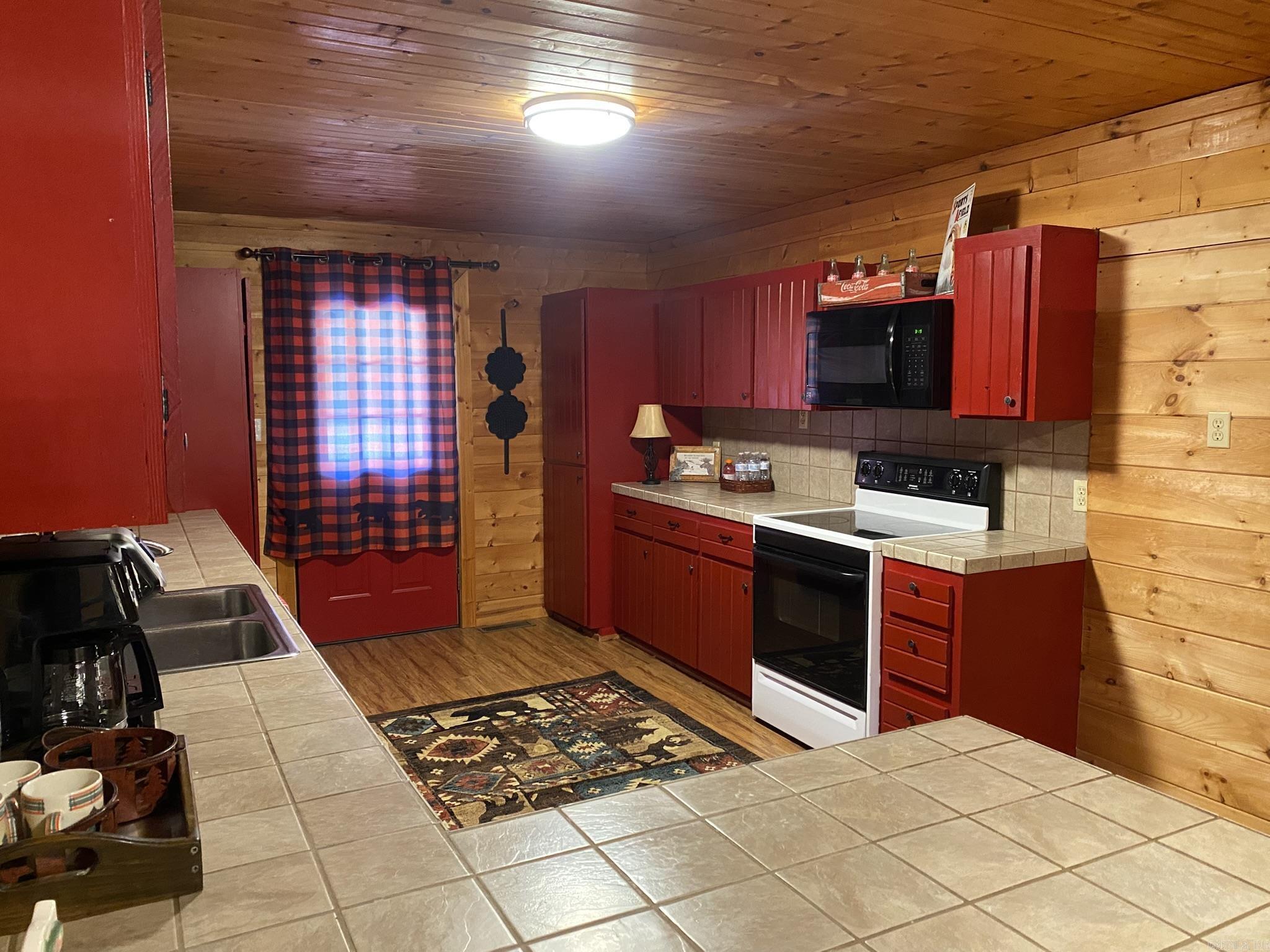 465 S Riverview  Mountain View, AR