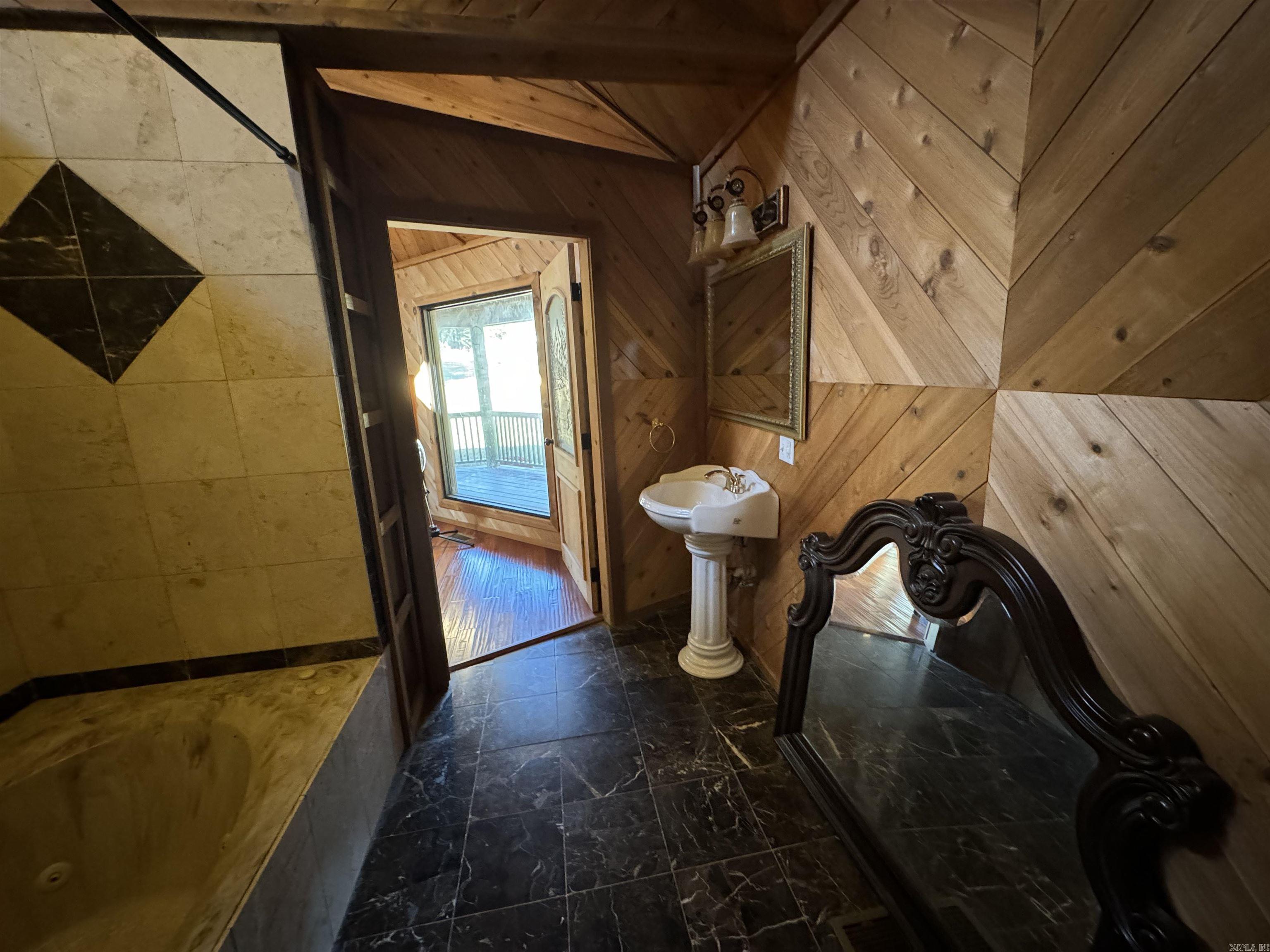 111 E Davis  Romance, AR