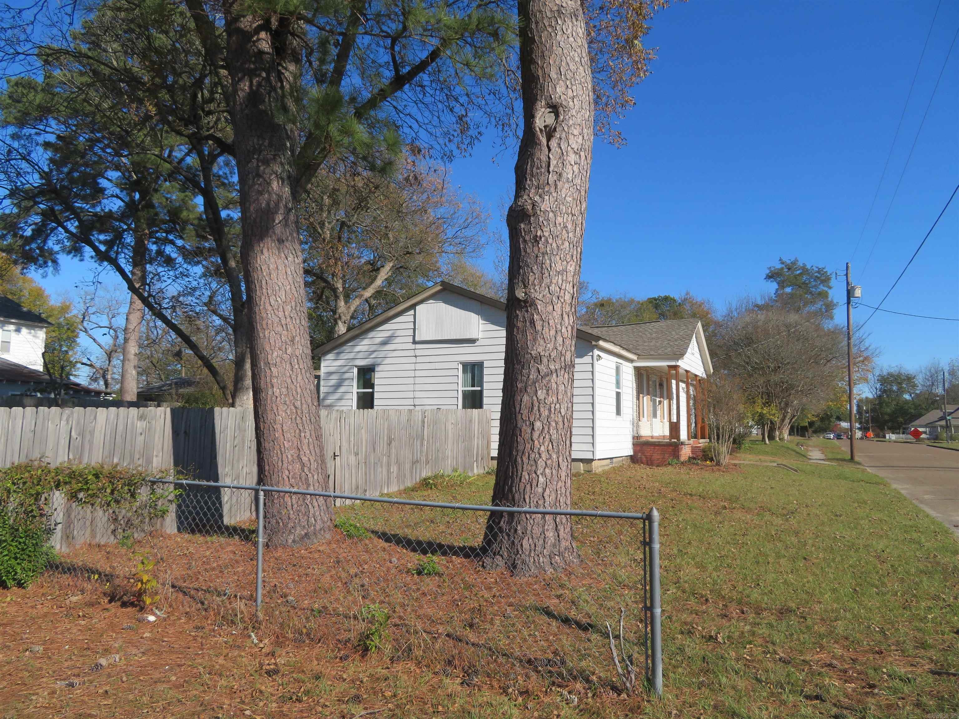 1124  Clinton  Arkadelphia, AR