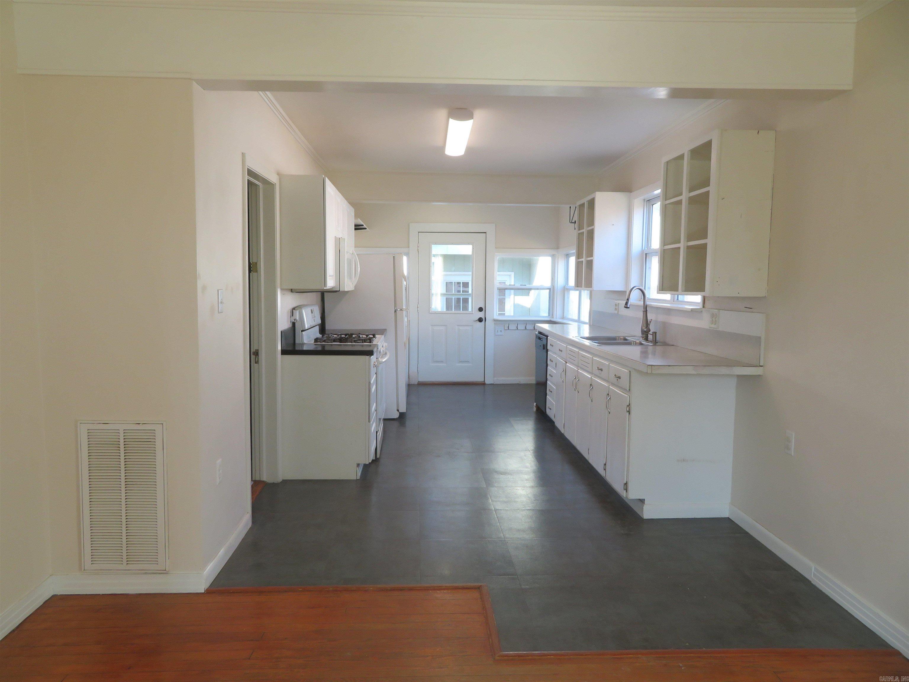 1124  Clinton  Arkadelphia, AR