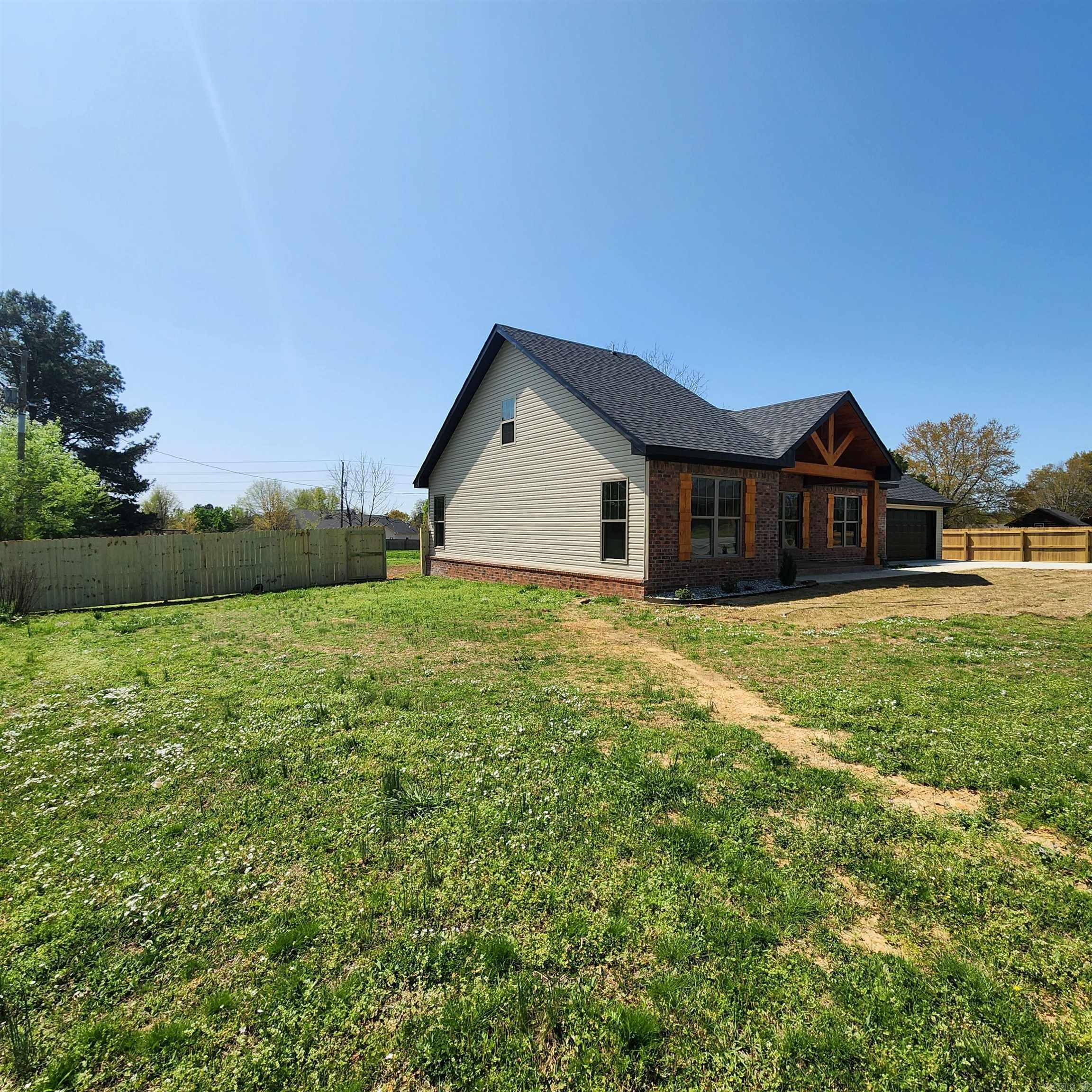 1013 W Booth  Searcy, AR