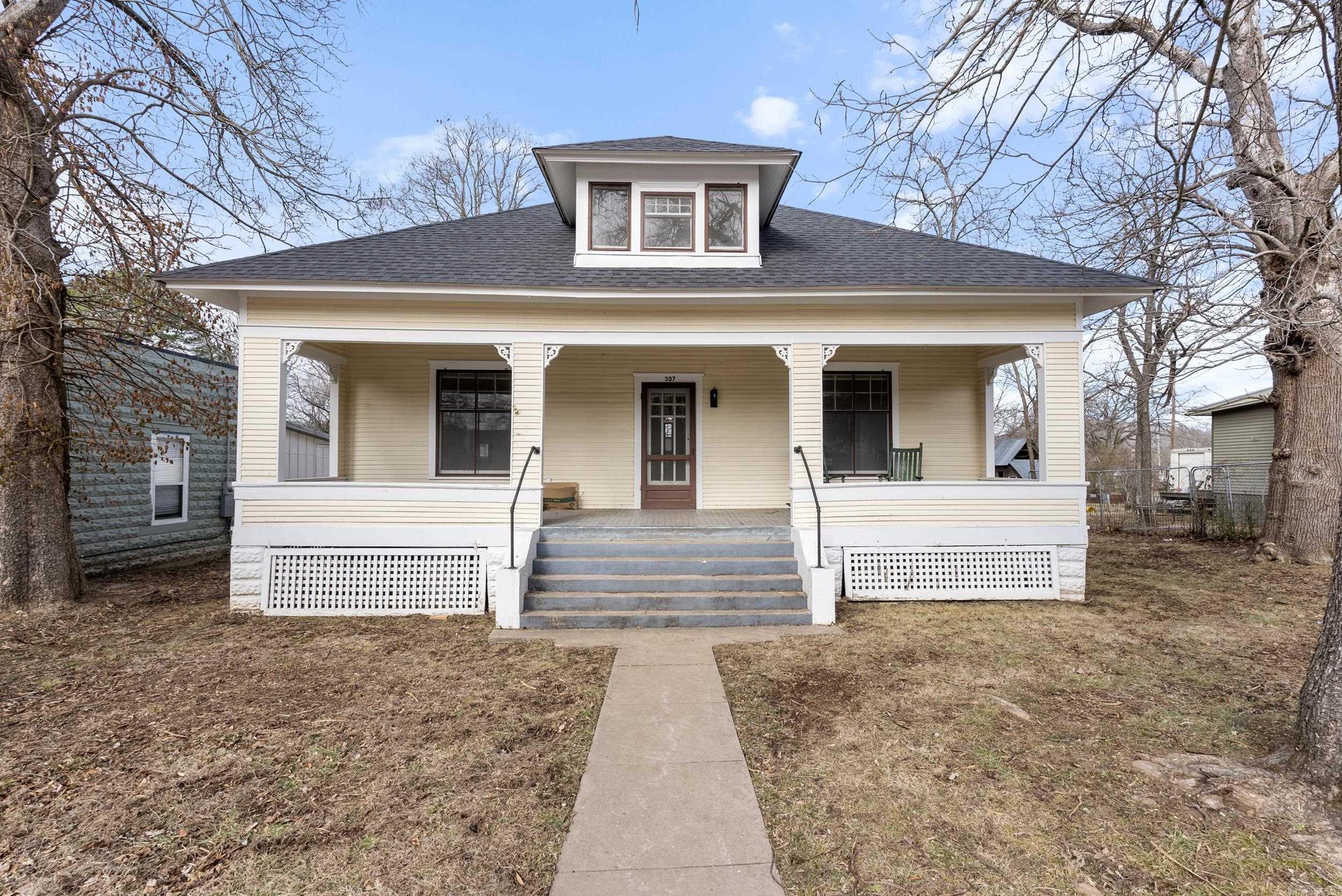 307  Oak  Leslie, AR