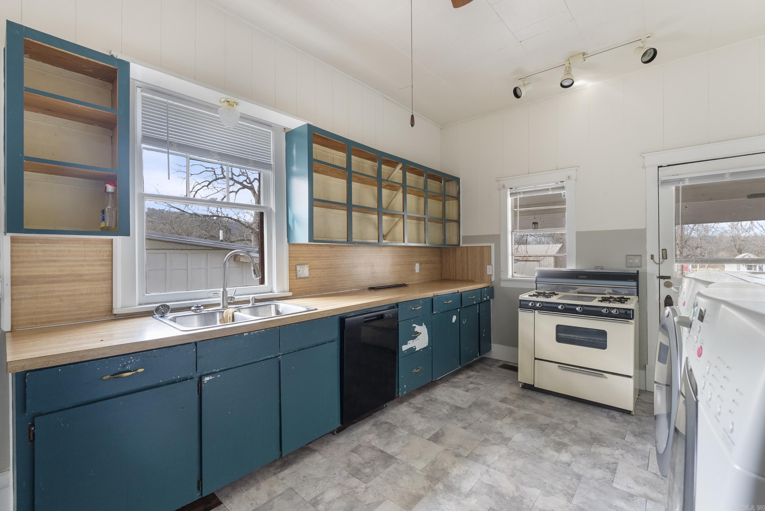 307  Oak  Leslie, AR