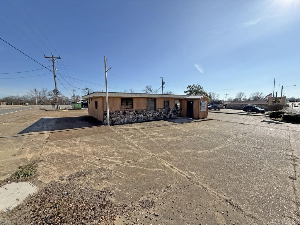 101 S Main  Cave City, AR