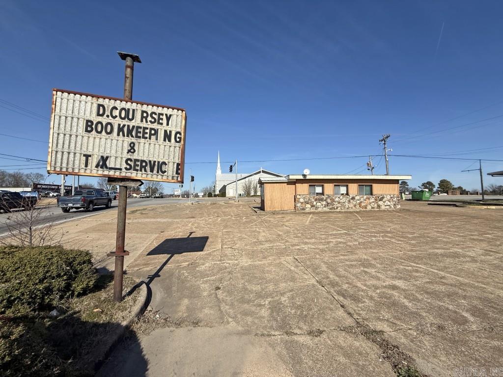 101 S Main  Cave City, AR