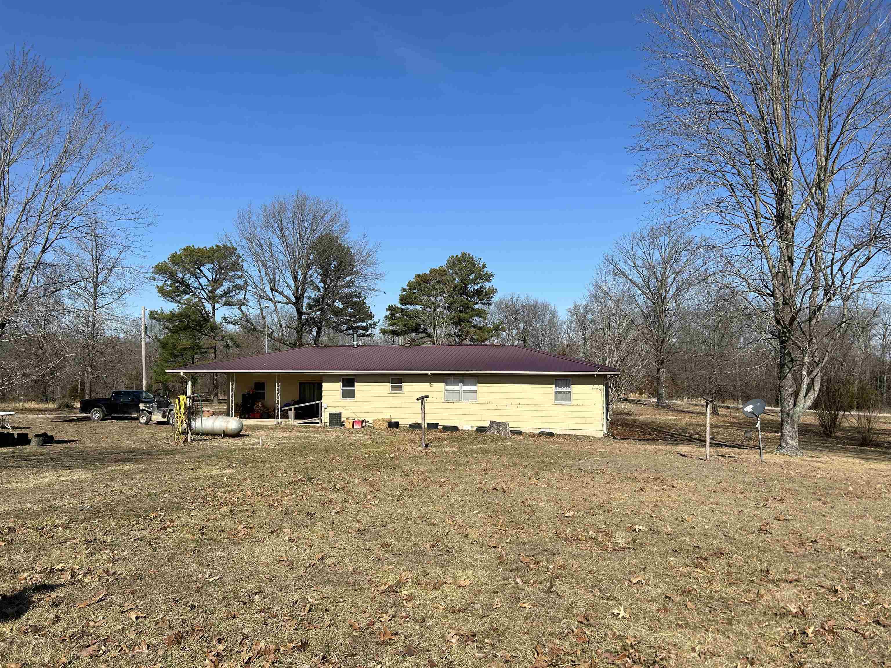 7738 P Highway Highway Koshkonong, MO 65692-7669