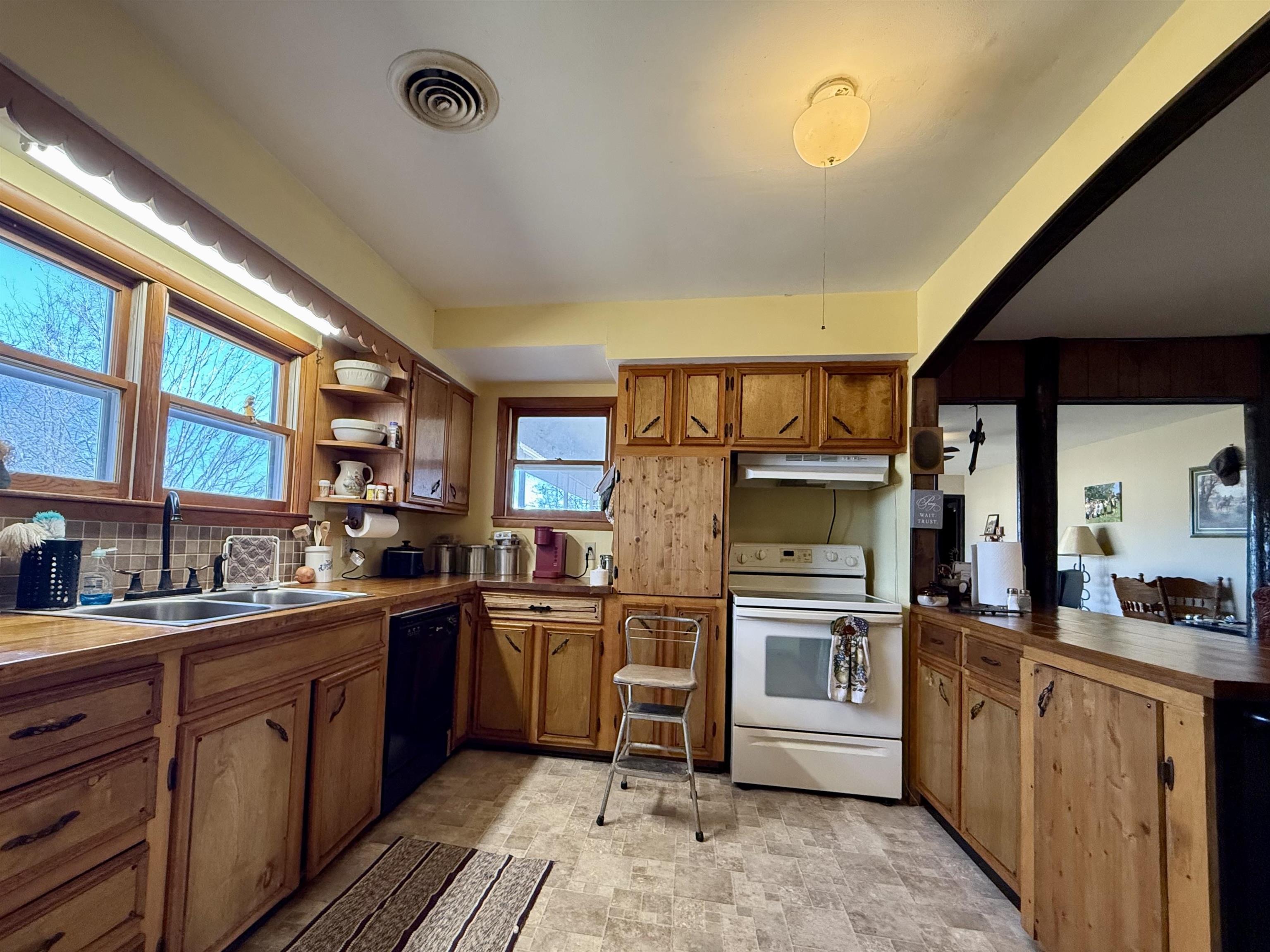 7738 P Highway Highway Koshkonong, MO 65692-7669