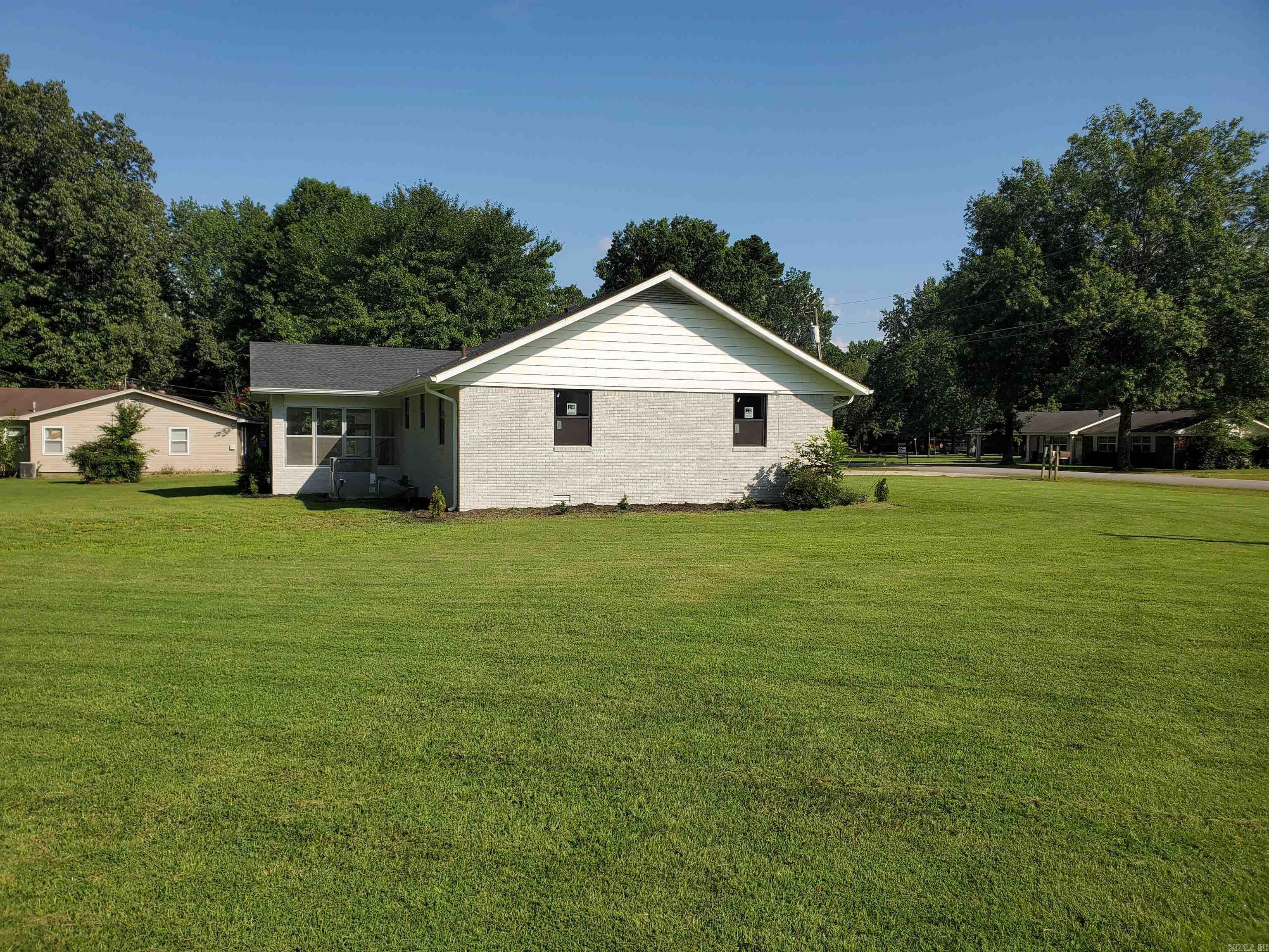 1017 Homecrest Drive Piggott, AR 72454
